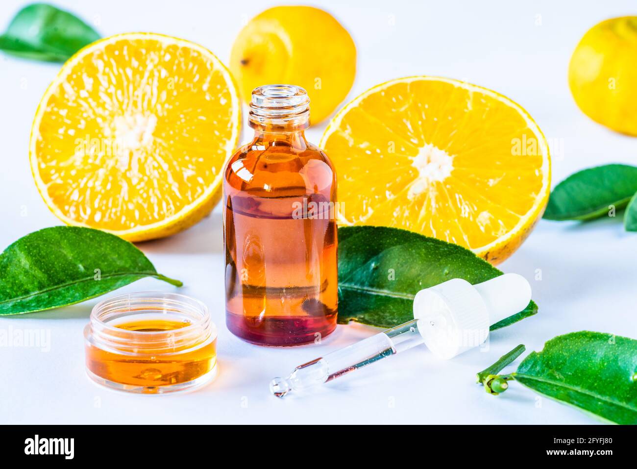 Illustration de l'utilisation de la vitamine C dans la fabrication de cosmétiques. Banque D'Images