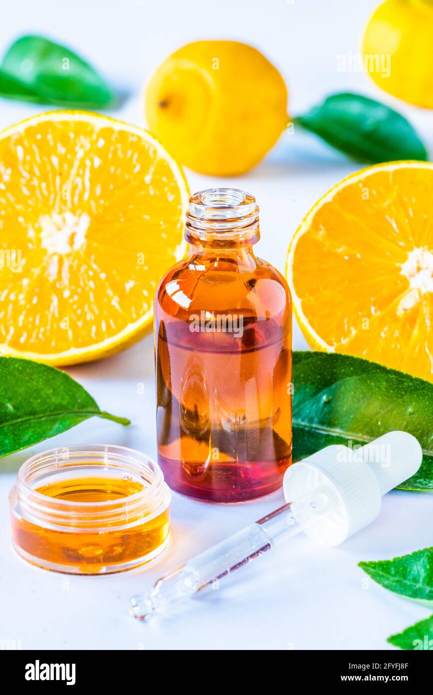 Illustration de l'utilisation de la vitamine C dans la fabrication de cosmétiques. Banque D'Images