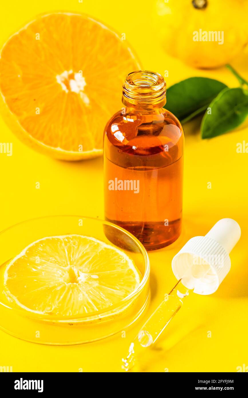 Illustration de l'utilisation de la vitamine C dans la fabrication de cosmétiques. Banque D'Images
