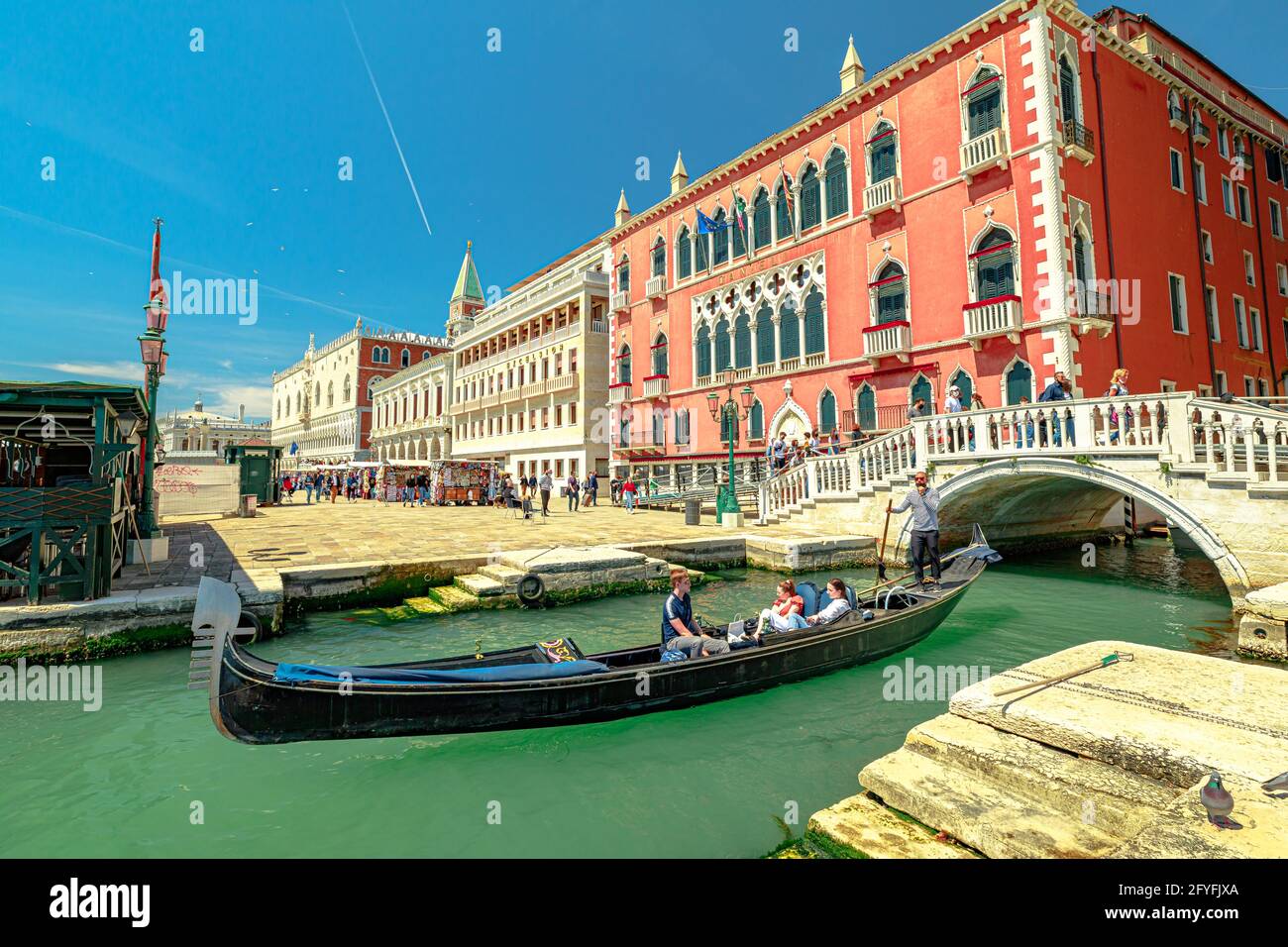 Venise, Italie - 9 mai 2021 : place Saint-Marc avec le palais de Doge. Gondoles avec touristes sur les canaux de Venise avec masques chirurgicaux pour Covid Banque D'Images