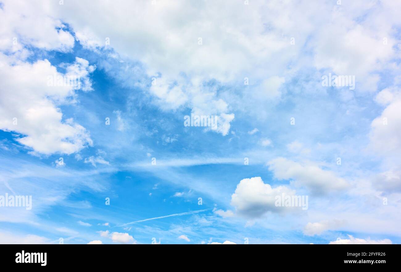 Vaste ciel avec nuages - arrière-plan Banque D'Images