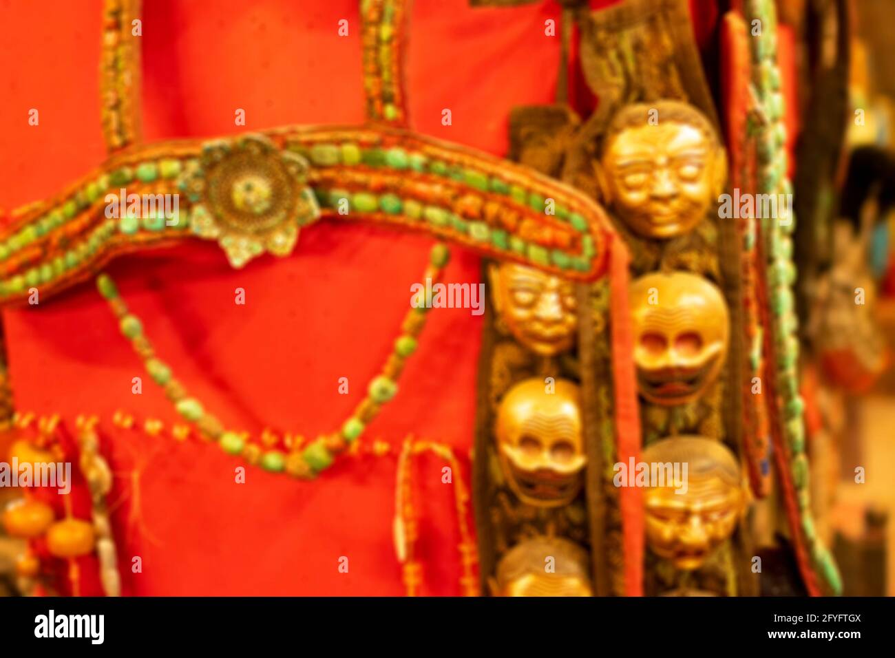 Image floue des ornements tibétains exposés sur le marché local , Leh, Ladakh, Inde. Ces ornements sont des robes de fête traditionnelles pour les gens de Ladakhi Banque D'Images