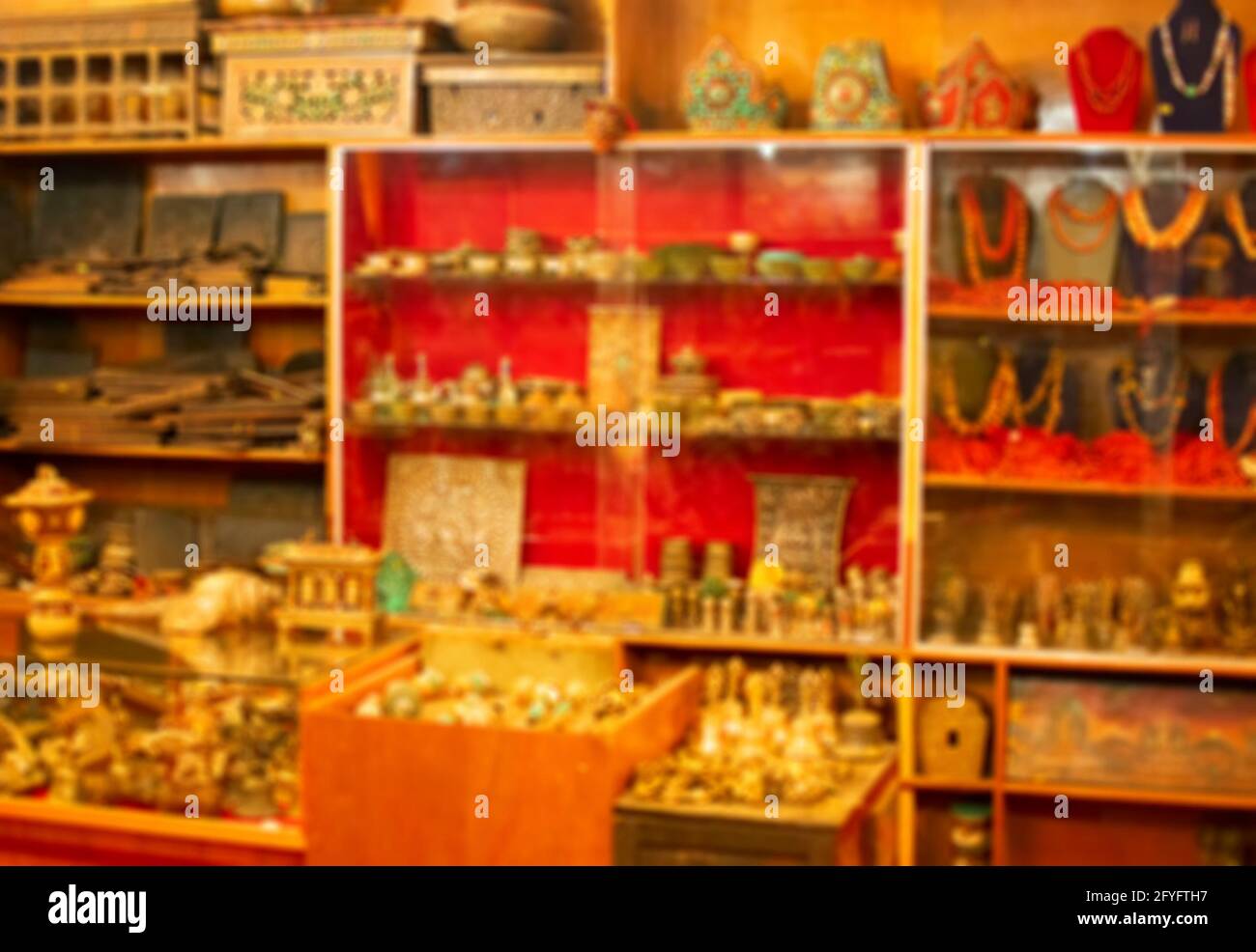 Image floue des ornements tibétains exposés sur le marché local , Leh, Ladakh, Inde. Ces ornements sont des robes de fête traditionnelles pour les gens de Ladakhi Banque D'Images