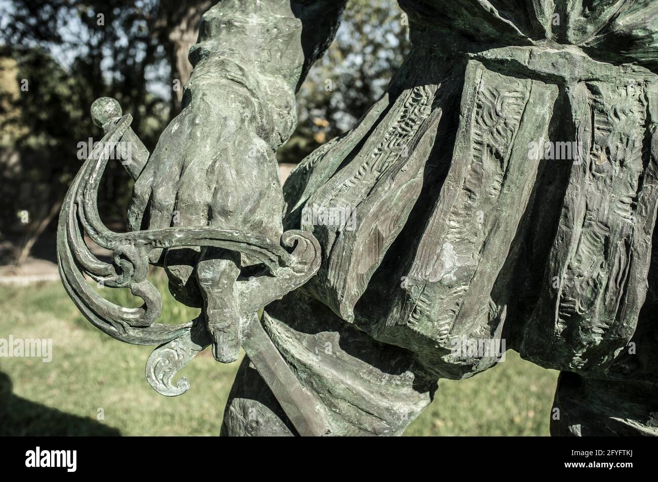Statue de Francisco Pizarro. Gros plan de l'épée. Conquérant espagnol de l'Empire Inca. Fabriqué par Estanislao Garcia en 2003 Banque D'Images