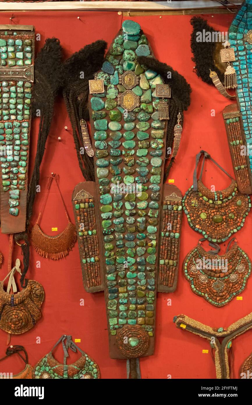 Robe tibétaine appelée perok dans Ladakh, sur l'exposition au marché local, Leh, Ladakh, Inde. Ces robes sont des robes de fête traditionnelles pour Ladakhi Peopl Banque D'Images