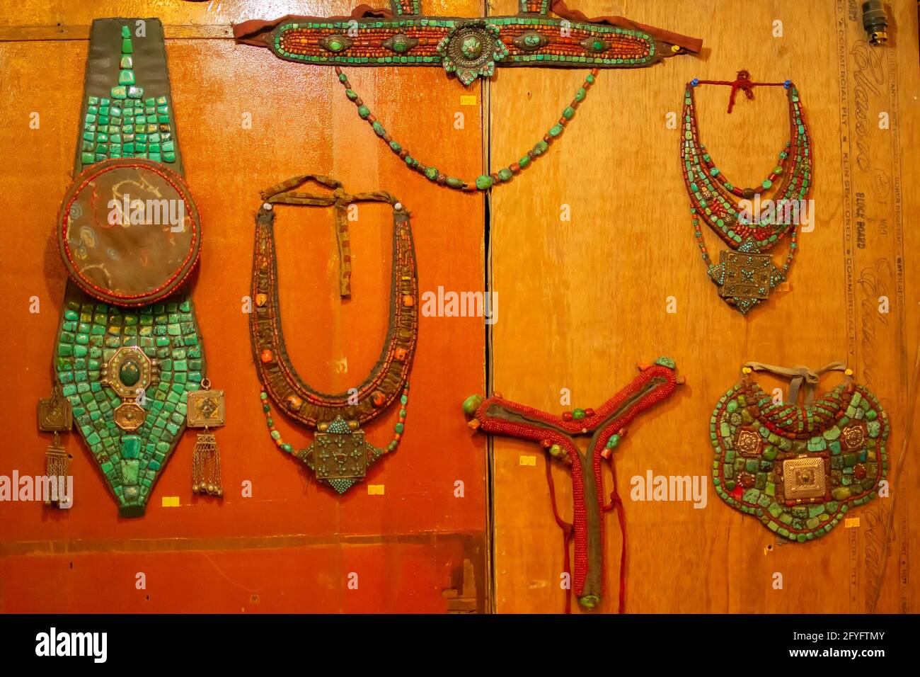 Belle décoration de robe tibétaine matériaux, exposés au marché local, Leh, Ladakh, Inde.Ces robes sont utilisées avec les robes de fête traditionnelles Banque D'Images