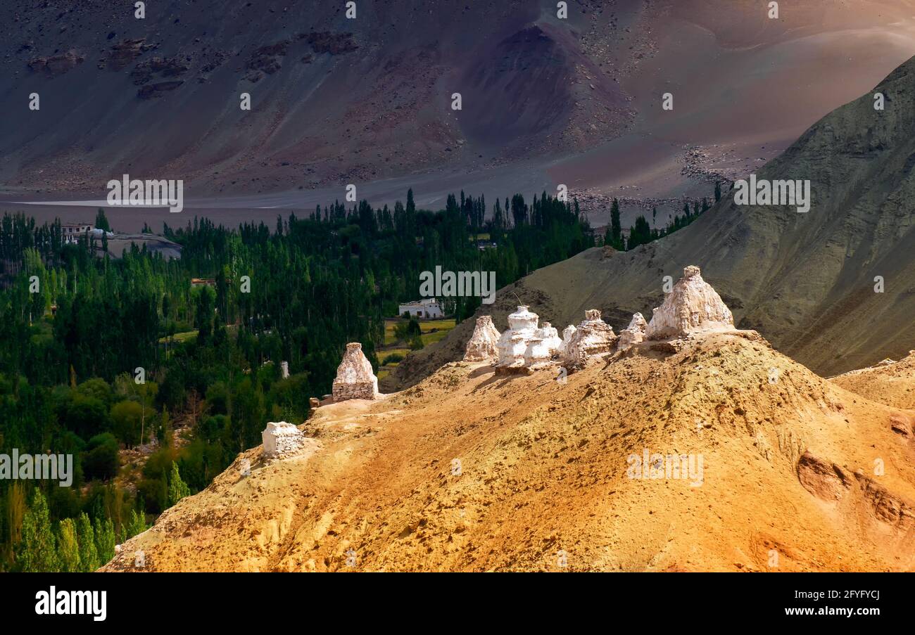 Stupas bouddhiste et montagnes de l'Himalaya paysage du Ladakh, territoire de l'Union, Inde. La plupart des personnes dans le Ladakh beleives dans le bouddhisme. Banque D'Images