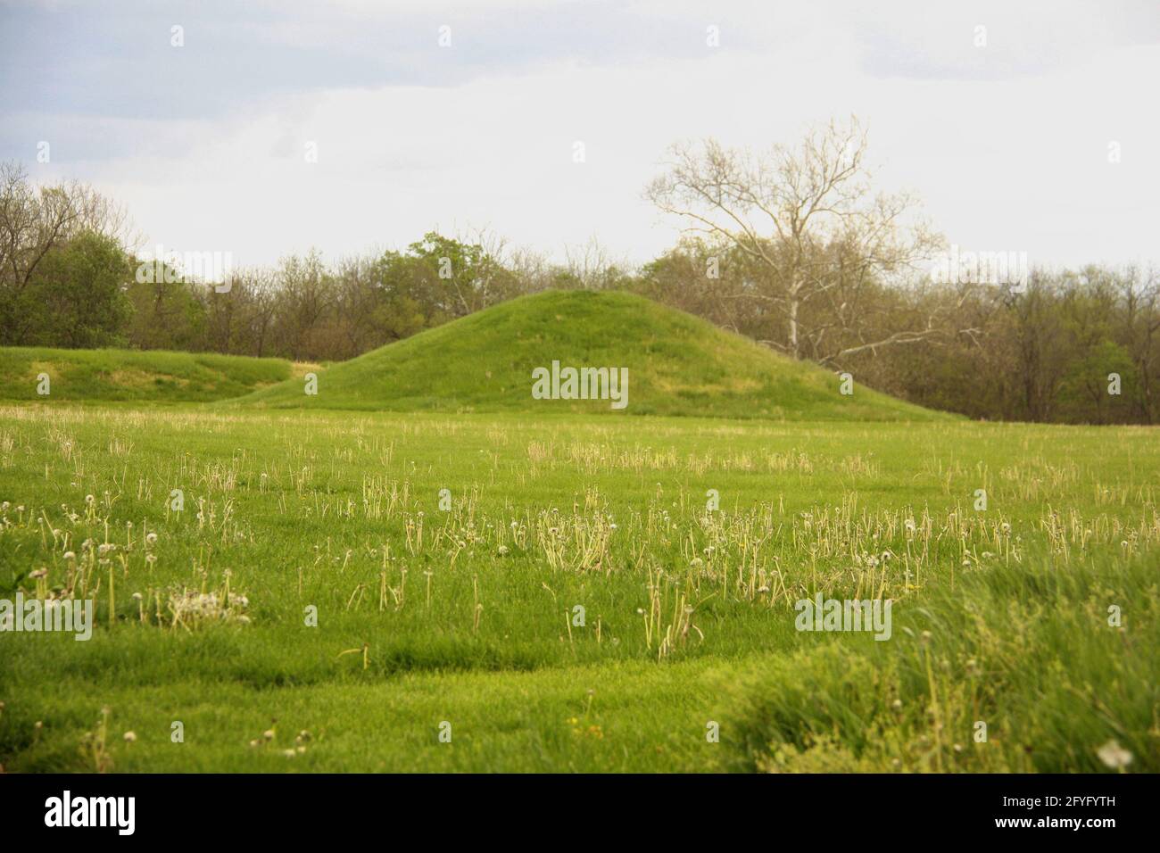 Parc historique national de la culture Hopewell, Ohio, États-Unis. Monticules cérémoniels construits par le peuple amérindien 'Hopewell' entre A.D. 1-400. Banque D'Images