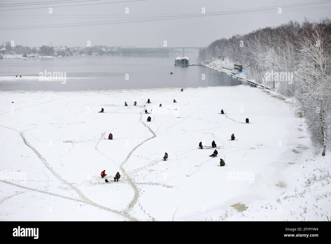 Dubna, Russie - janvier 5 2021: Pêche sur glace pêcheurs sur glace en hiver par une journée hivernale glacielle Banque D'Images
