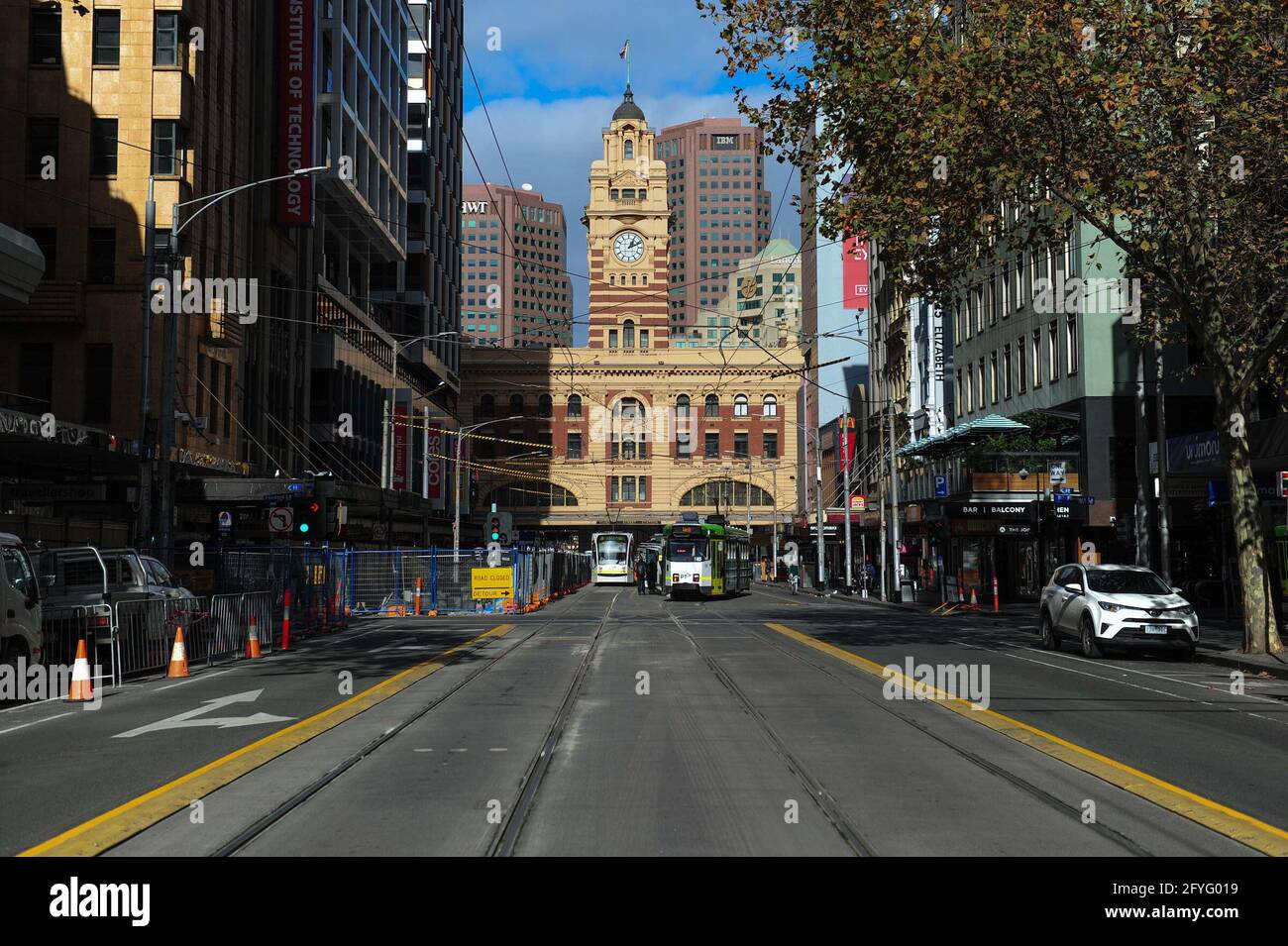 Melbourne, Australie. 28 mai 2021. Une rue vide est vue dans le contexte de la pandémie COVID-19 à Melbourne, en Australie, le 28 mai 2021. En Australie, les doses de vaccin COVID-19 administrées dépassent les 4 millions, presque deux mois après la date limite initiale fixée par le gouvernement pour l'objectif. Credit: Xue Bai/Xinhua/Alamy Live News Banque D'Images