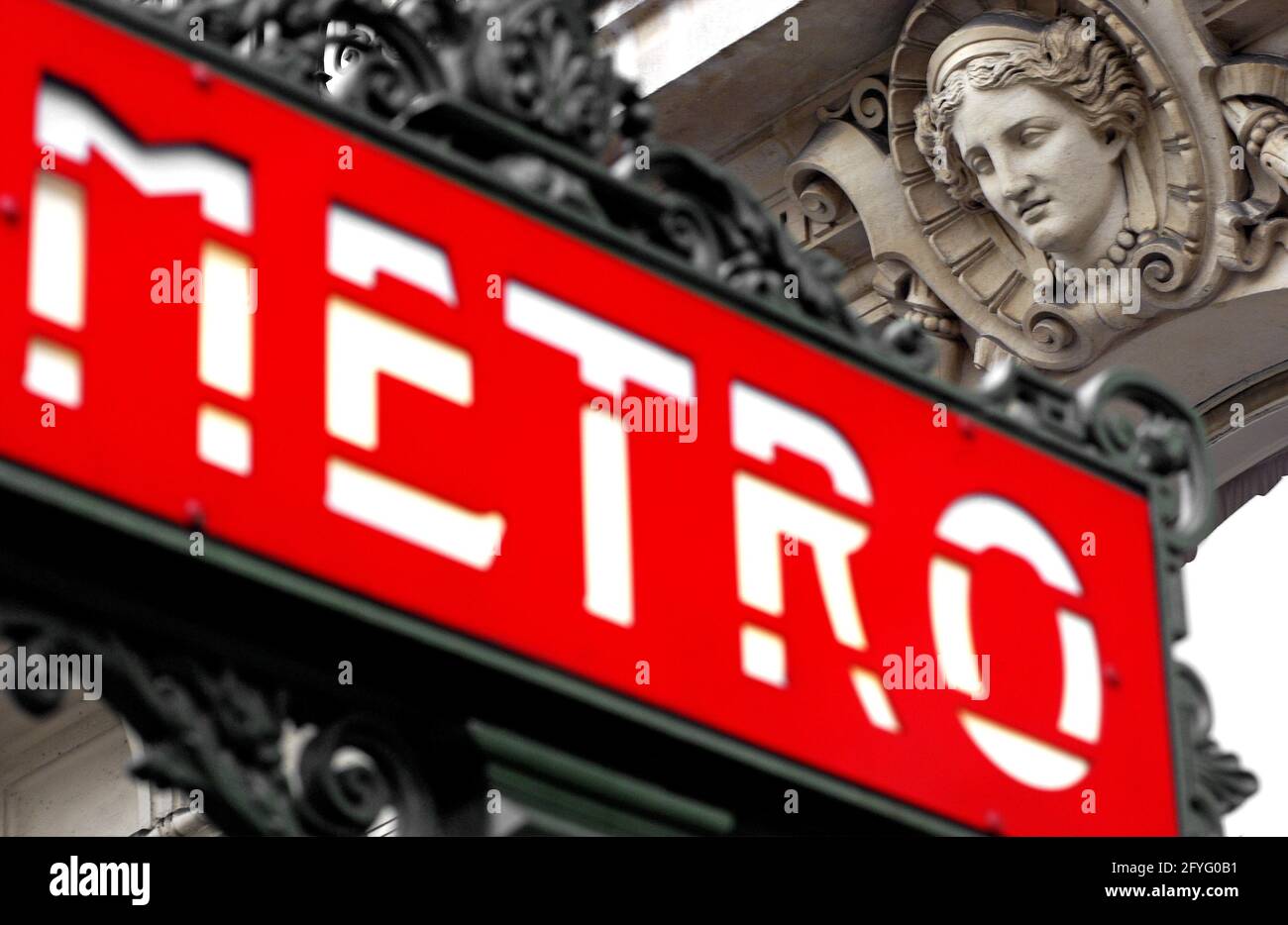 FRANCE. PARIS (75) MÉTRO, STATION SAINT-GERMAIN DES PRES. LA GARE EST LE 9 JANVIER 1910. LA STATION EST UN CANDELABRE ORNÉ VAL OSNE. CES MESSAGES, Banque D'Images