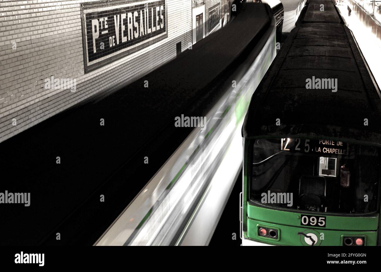 FRANCE. MÉTRO PARIS (75), STATION PORTE DE VERSAILLES. LA STATION A ÉTÉ OUVERTE EN 1910. LES QUAIS DE LA LIGNE 12 NE SONT PAS DES ORIGINES. ILS ONT ÉTÉ DÉPLACÉS EN 19 Banque D'Images