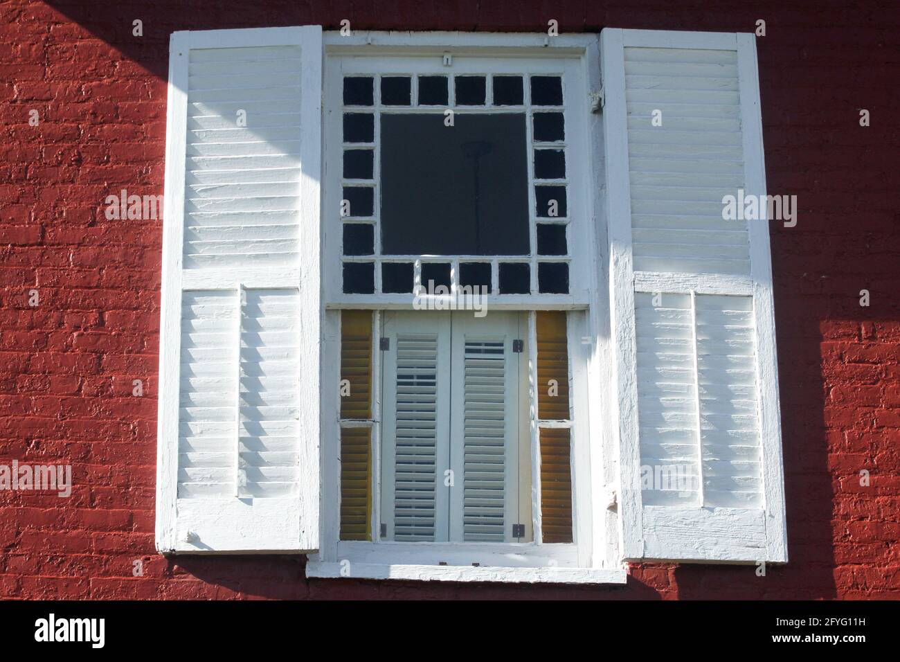 Façade d'une ancienne maison en briques dans l'Ohio, États-Unis. Fenêtre avec double ensemble de volets, un à l'intérieur, un autre à l'extérieur. Banque D'Images