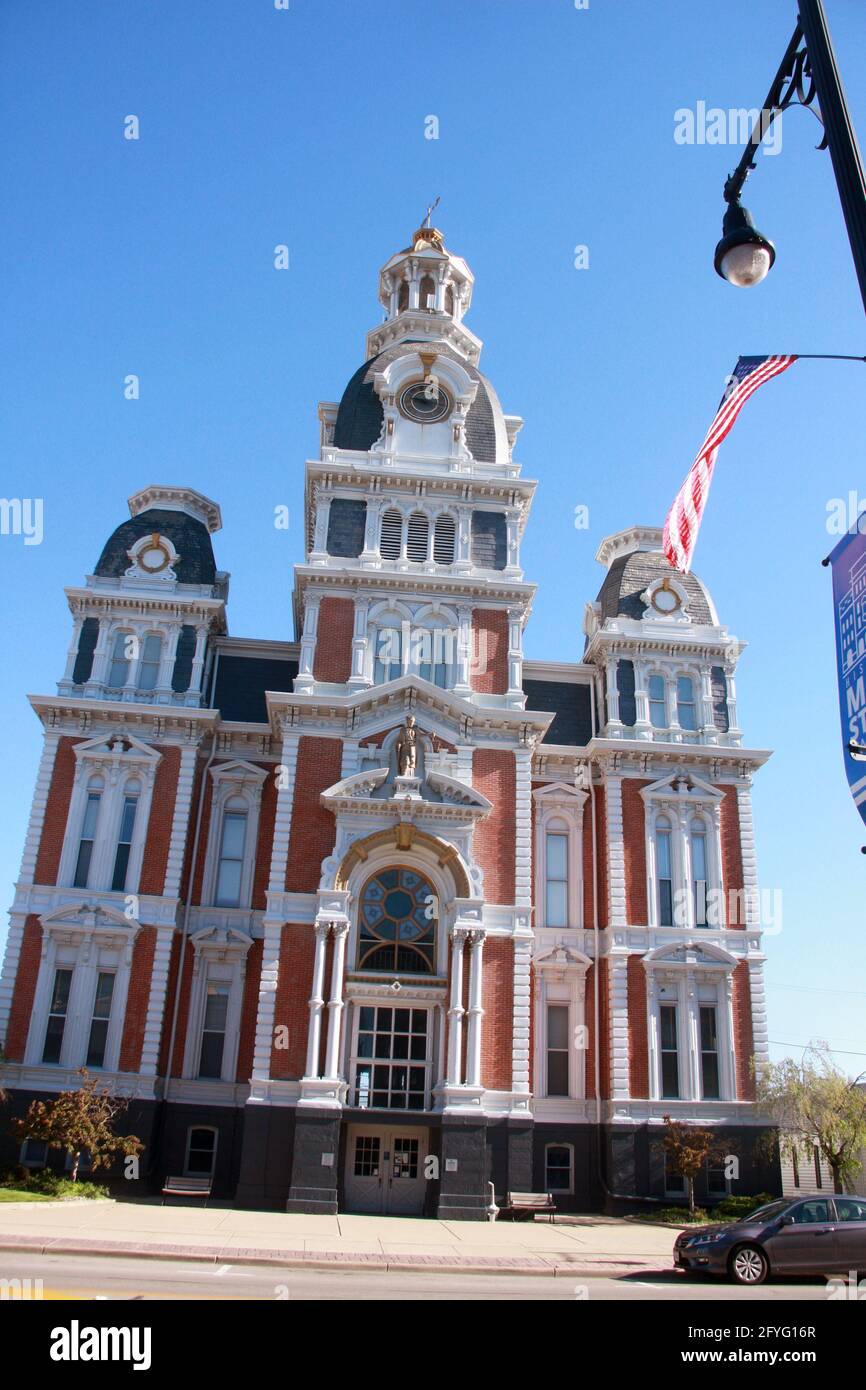 Van Wert, Ohio, États-Unis. Vue extérieure du palais de justice du comté du XIXe siècle, avec son style architectural second Empire. Banque D'Images