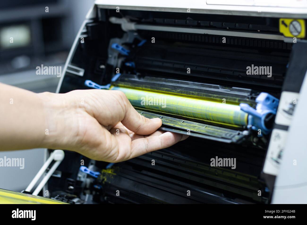 Techniciens remplaçant le toner dans l'imprimante laser concept fournitures  de bureau réparation Photo Stock - Alamy