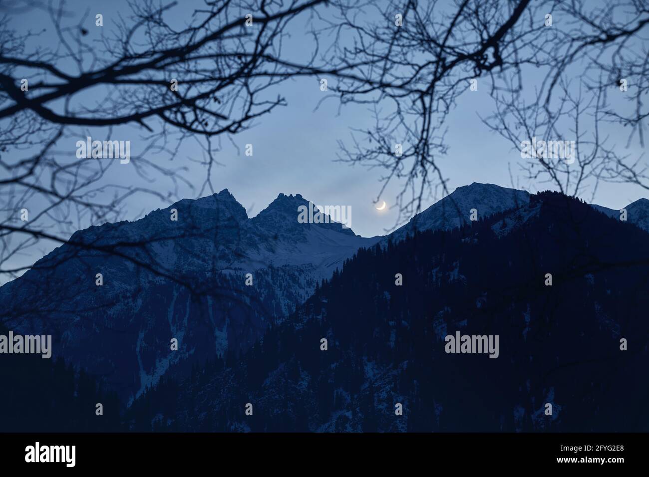 Magnifique paysage de montagnes White Peaks sous le ciel de nuit plein d'étoiles avec lune en hiver Banque D'Images