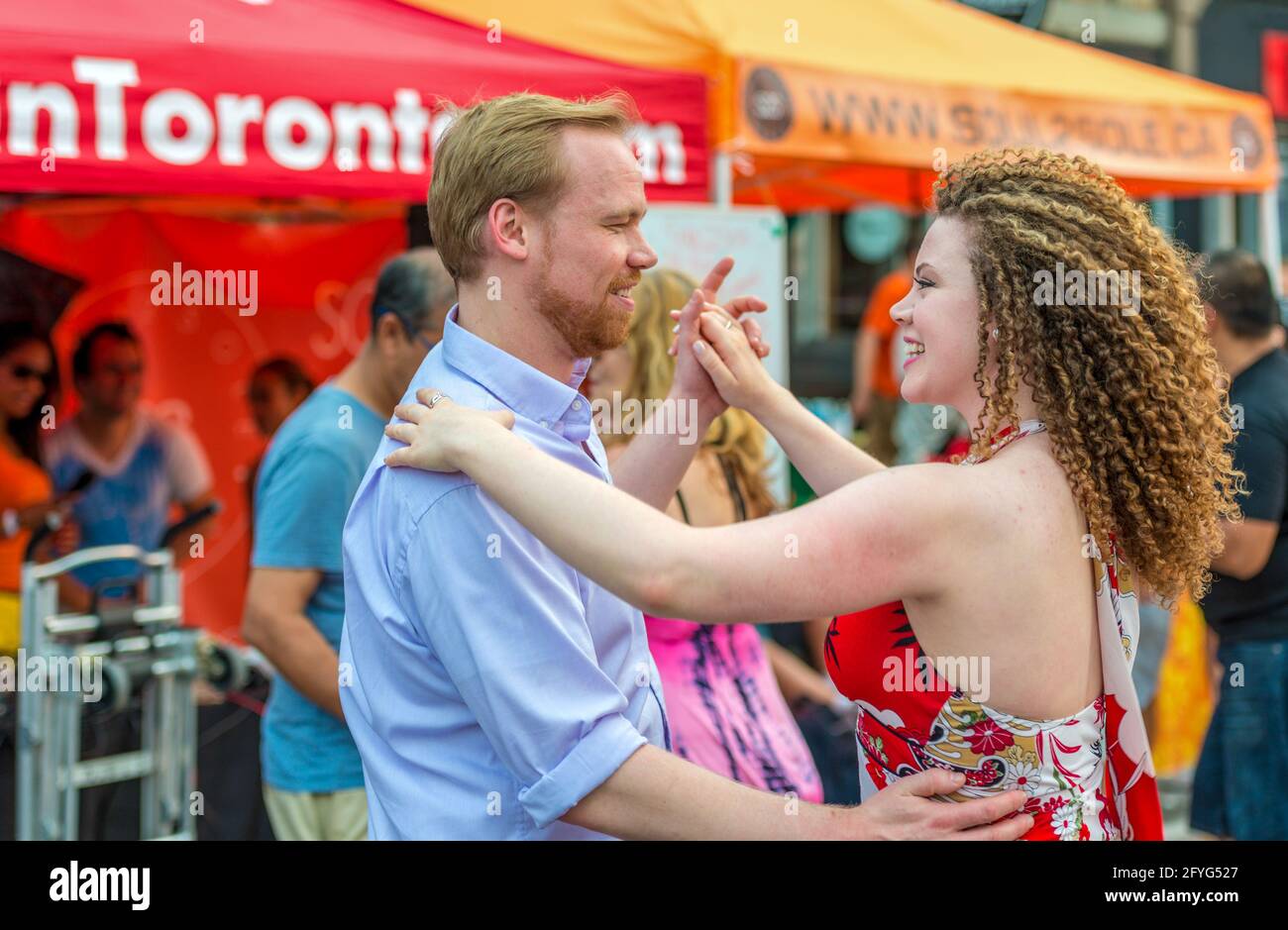 Salsa sur l'avenue Saint clair Ouest, Toronto, Canada. L'année 2015 Banque D'Images