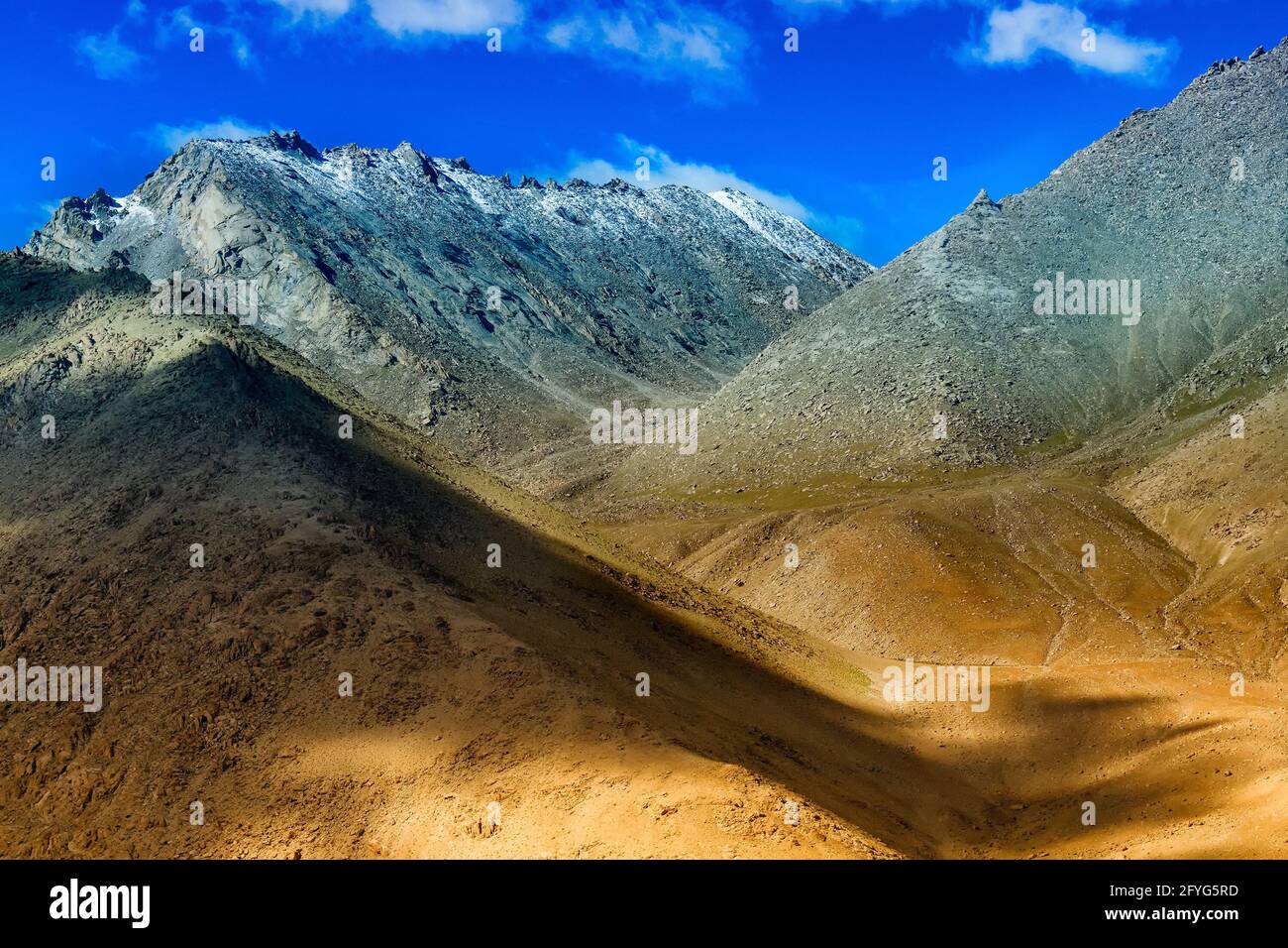 Jeu de lumière et d'ombre sur les montagnes de l'Himalaya - Col de Changla - Leh, Ladakh, Inde Banque D'Images