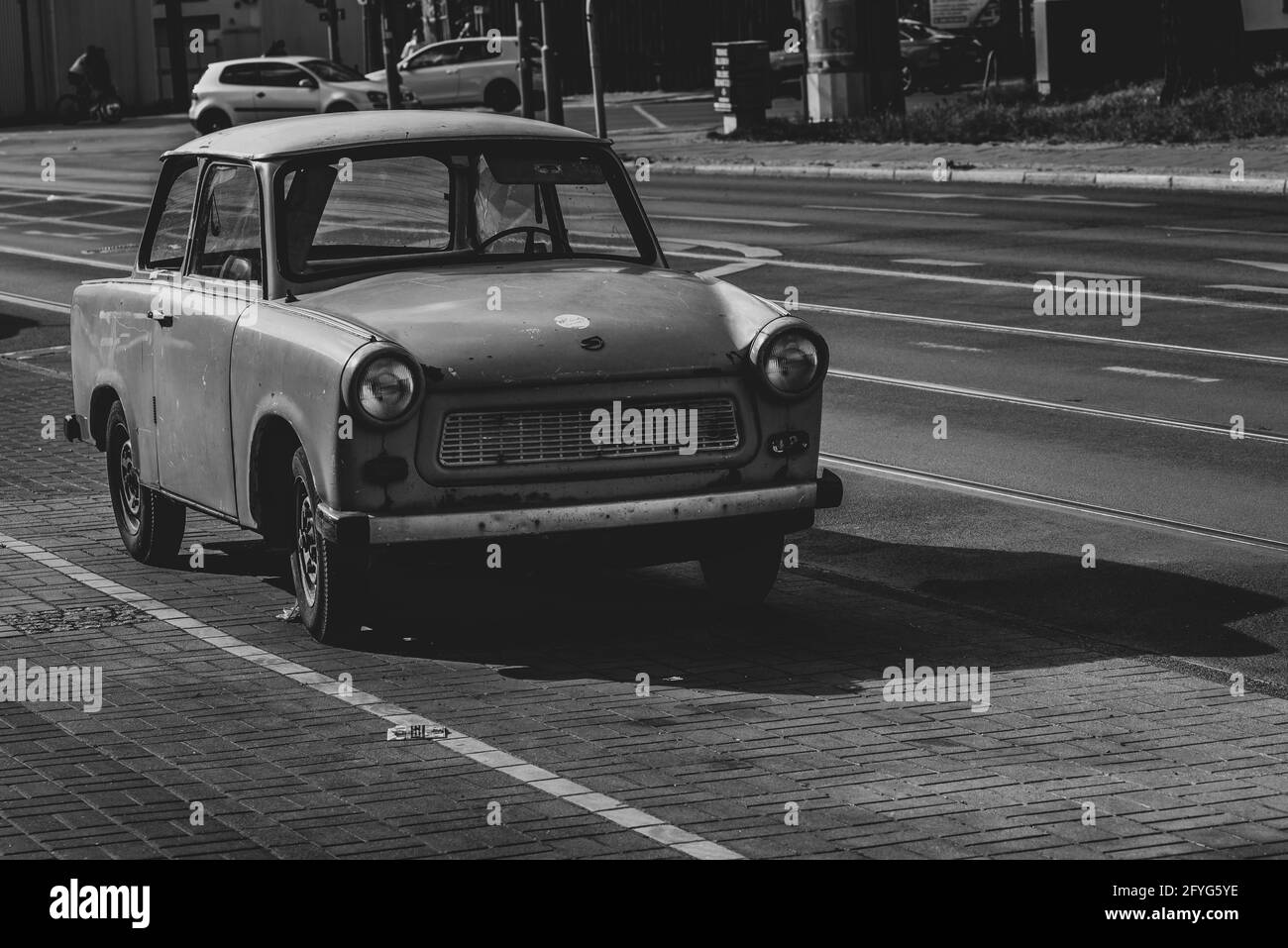 Une vieille voiture de rebut est dans un parking, vieux véhicule fait dans l'ancien GDR, Trabant, Trabbi, photo noir et blanc Banque D'Images