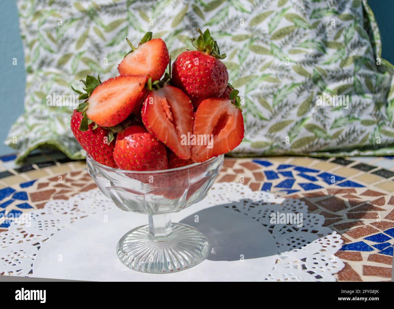 Fraises traditionnelles et fraises fraîches à la crème en plein air Banque D'Images