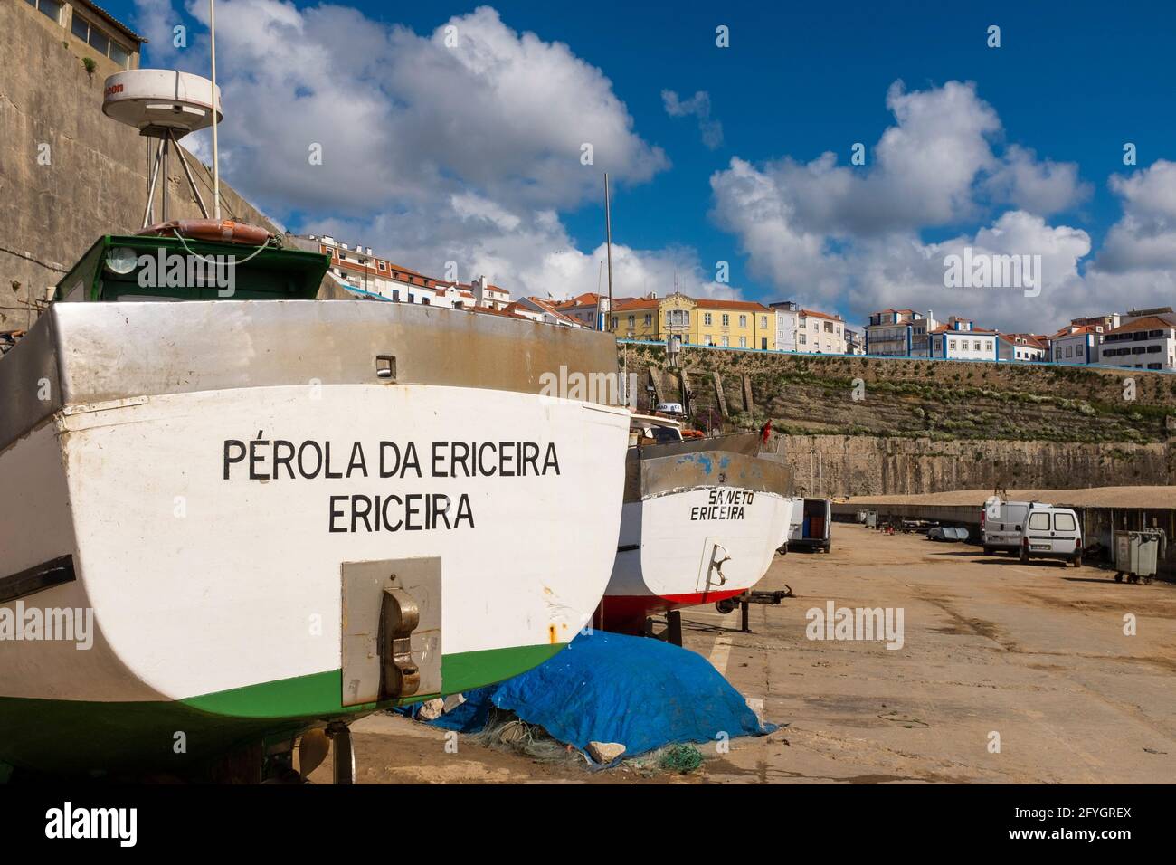 Ericeira, Portugal - 1er mai 2021 : bateaux de pêche traditionnels colorés au port de pêche du village d'Ericeira. Banque D'Images