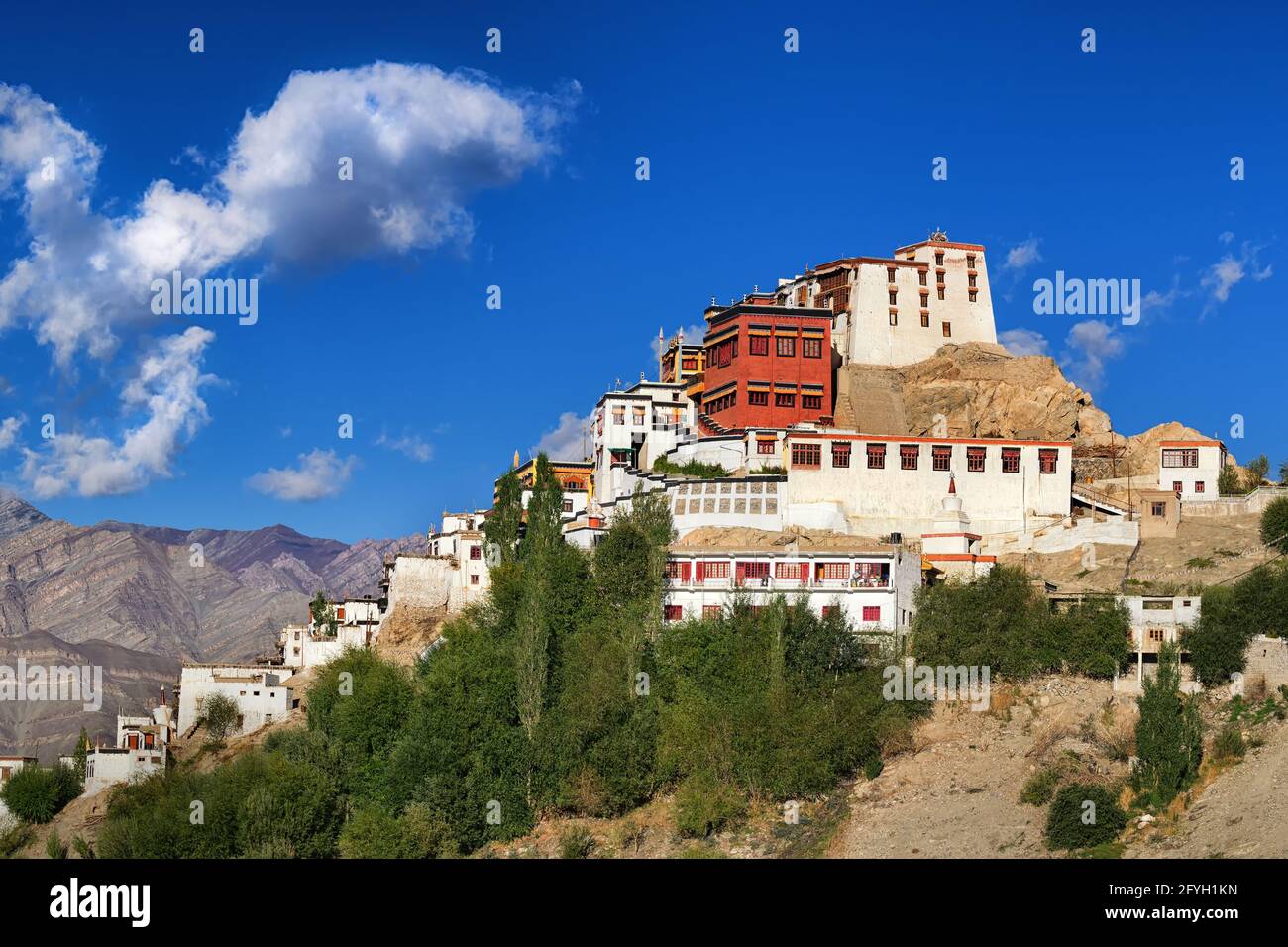 Monastère de Thiksay avec vue sur les montagnes de l'Himalaya et le ciel bleu en arrière-plan, Ladakh, Jammu et Cachemire, Inde Banque D'Images