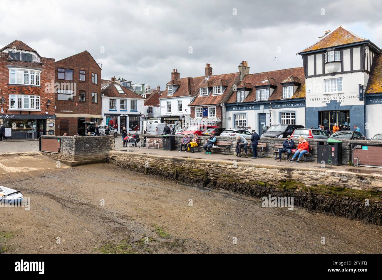 Les gens se détenaient au Quay de Lymington, Hampshire, Angleterre, Royaume-Uni Banque D'Images