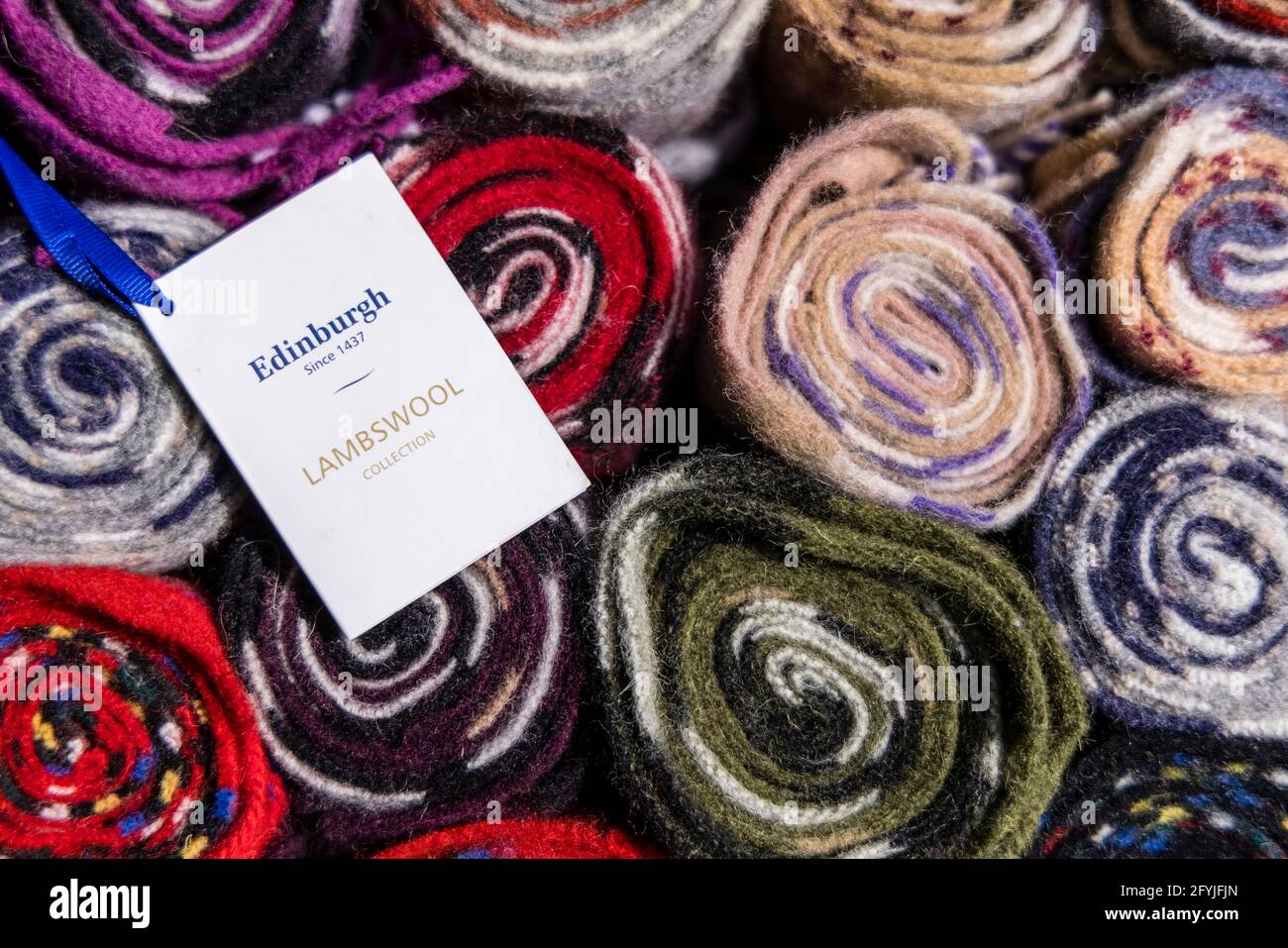 Photographie de rouleaux de laine de tartan. Il y a une étiquette attachée par un ruban bleu inscrit Édimbourg depuis 1437 Lambswool Collection Banque D'Images