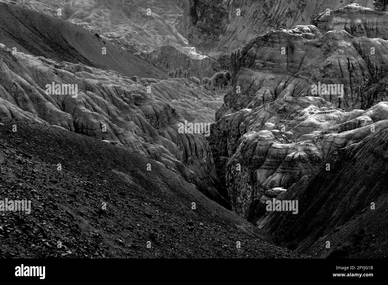 Roches et pierres noires et blanches - formation comme la surface de la lune sur terre , lieu appelé la lune, montagnes , paysage du ladakh Leh, Jammu et Cachemire, Banque D'Images