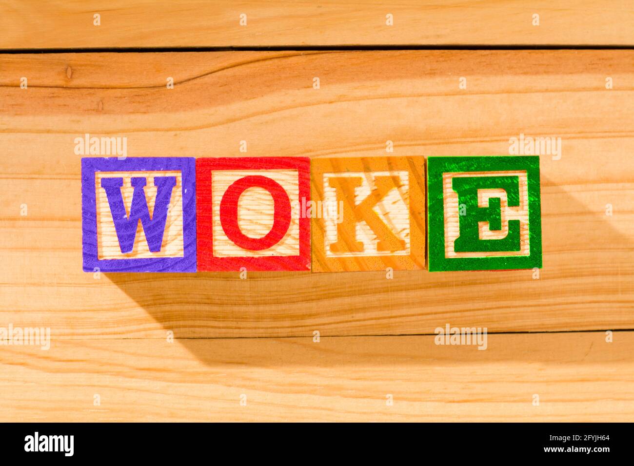 Cubes en bois spectaculaires avec le mot WOKE sur une surface en bois. Banque D'Images