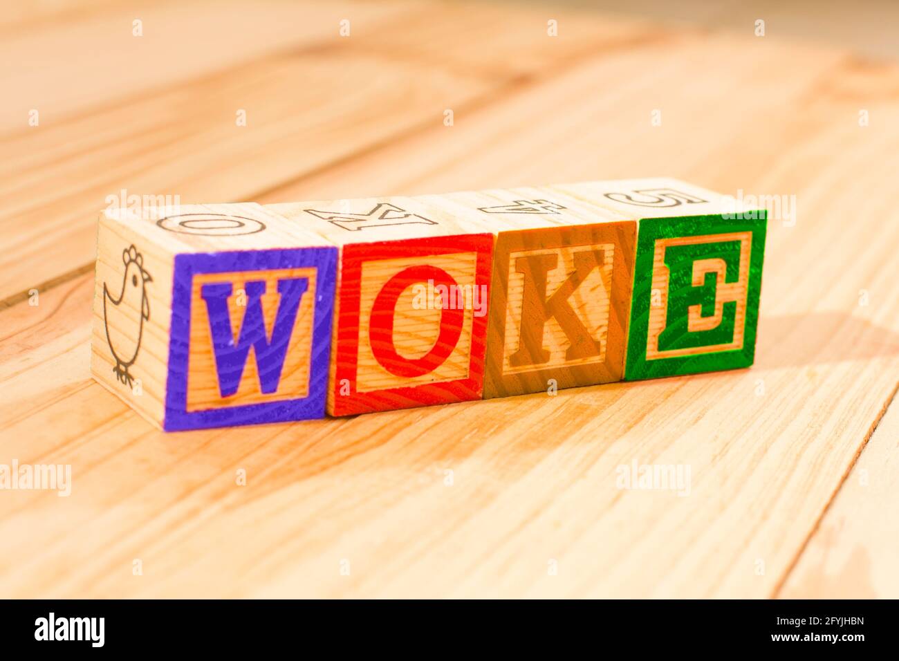 Cubes en bois spectaculaires avec le mot WOKE sur une surface en bois. Banque D'Images