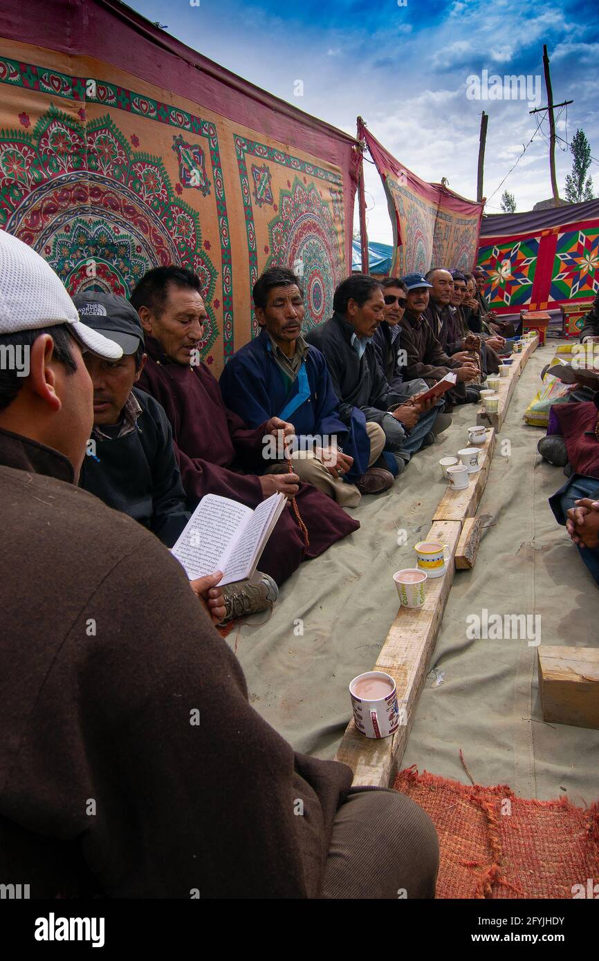 Mulbekh, Ladakh, Inde - 2 septembre 2014 : les ladakhi en robes traditionnelles, réunis pour un festival religieux.Vêtements traditionnels du Ladakh. Banque D'Images