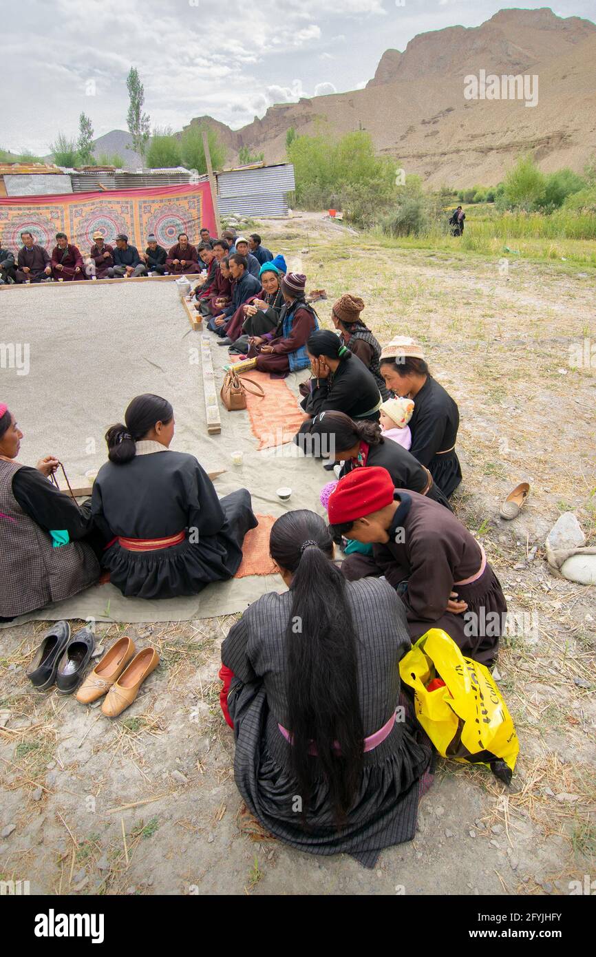 Mulbekh, Ladakh, Inde - 2 septembre 2014 : les ladakhi en robes traditionnelles, réunis pour un festival religieux.Arrière-plan de montagne de l'Himalaya. Banque D'Images