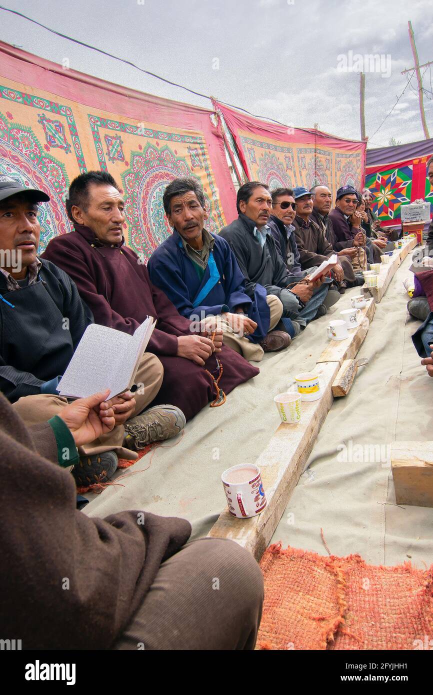 Mulbekh, Ladakh, Inde - 2 septembre 2014 : les ladakhi en robes traditionnelles, réunis pour un festival religieux.Vêtements traditionnels du Ladakh. Banque D'Images