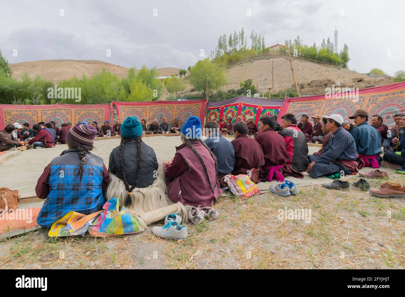 Mulbekh, Ladakh, Inde - 2 septembre 2014 : les ladakhi en robes traditionnelles, réunis pour un festival religieux.Arrière-plan de montagne de l'Himalaya. Banque D'Images