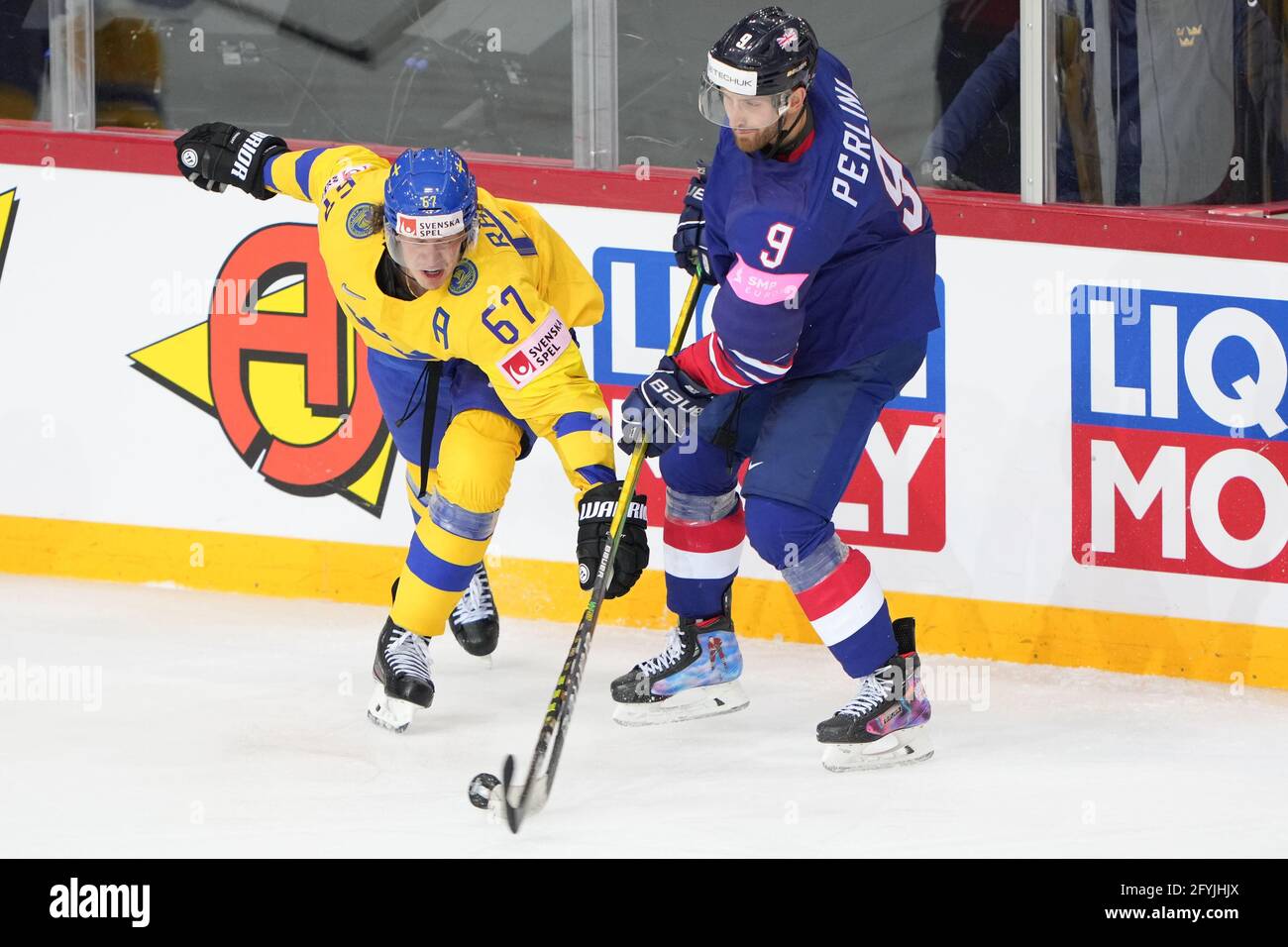 Riga, Centre olympique des sports, Suède. 28 mai 2021. Vs Grande-Bretagne (Championnat du monde de hockey sur glace 2021 de l'IIHF), #9 Brett Pellini (Grande-Bretagne) contre #67 Rickard Rakell (Suède) (Suisse/Croatie OUT) Credit: SPP Sport Press photo. /Alamy Live News Banque D'Images