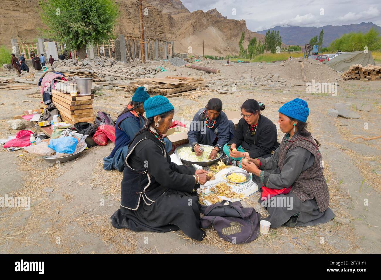 Mulbekh, Ladakh, Inde - 2 septembre 2014 : femmes tribales Ladakhi dans des robes traditionnelles coupant des légumes pour préparer la nourriture pour le festival religieux Banque D'Images
