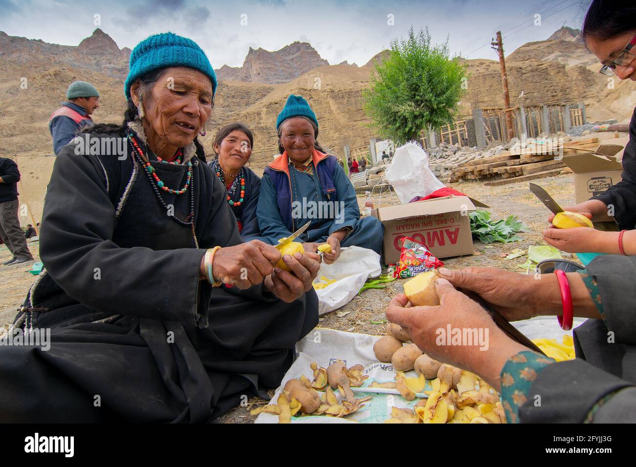 Mulbekh, Ladakh, Inde - 2 septembre 2014 : femmes tribales Ladakhi dans des robes traditionnelles coupant des légumes pour préparer la nourriture pour le festival religieux Banque D'Images