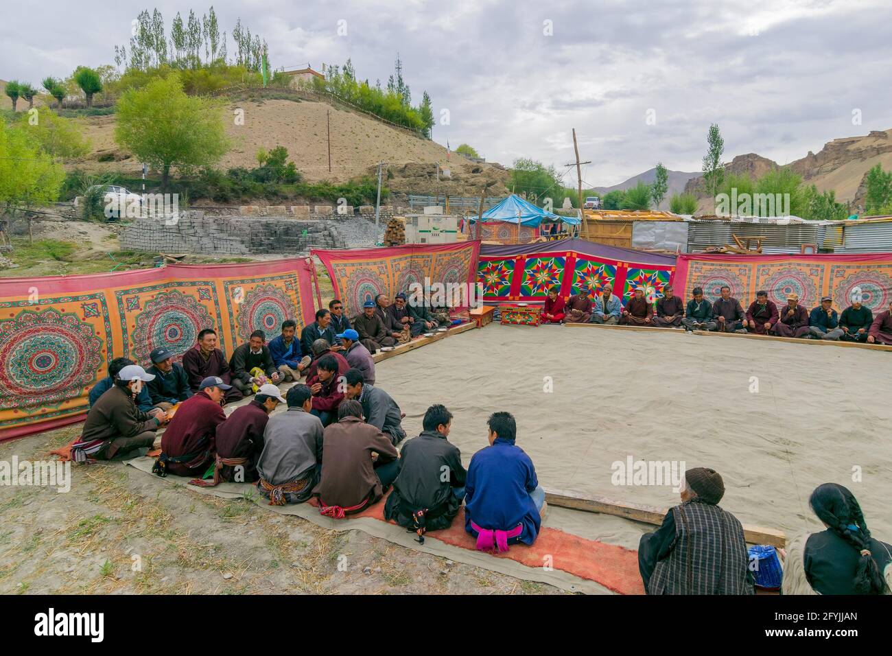 Mulbekh, Ladakh, Inde - 2 septembre 2014 : les ladakhi en robes traditionnelles, réunis pour un festival religieux.Montagnes de l'Himalaya arrière-plan Banque D'Images