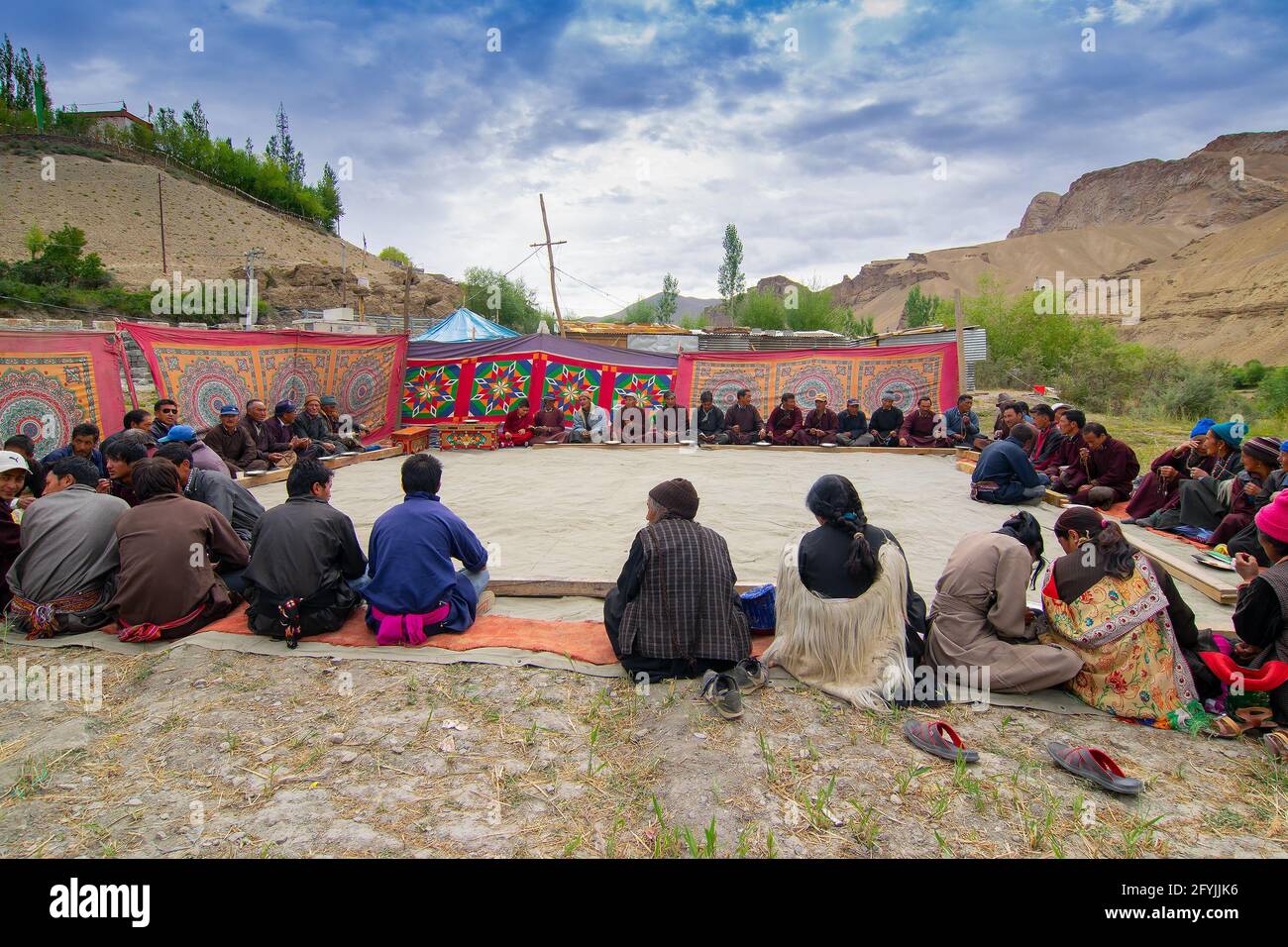 Mulbekh, Ladakh, Inde - 2 septembre 2014 : les ladakhi en robes traditionnelles, réunis pour un festival religieux.Montagnes de l'Himalaya arrière-plan Banque D'Images