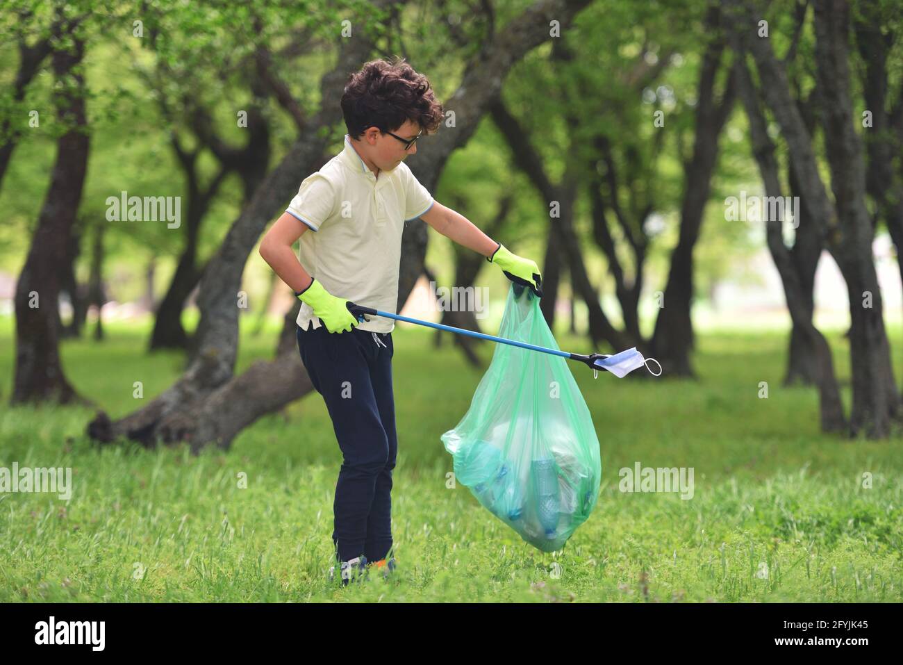 Recyclage des déchets Déchets Déchets Déchets déchets nettoyage indésirable de la formation. Nettoyage de la nature, écologie bénévoles concept vert. Les jeunes hommes et les garçons ramasser spring fo Banque D'Images