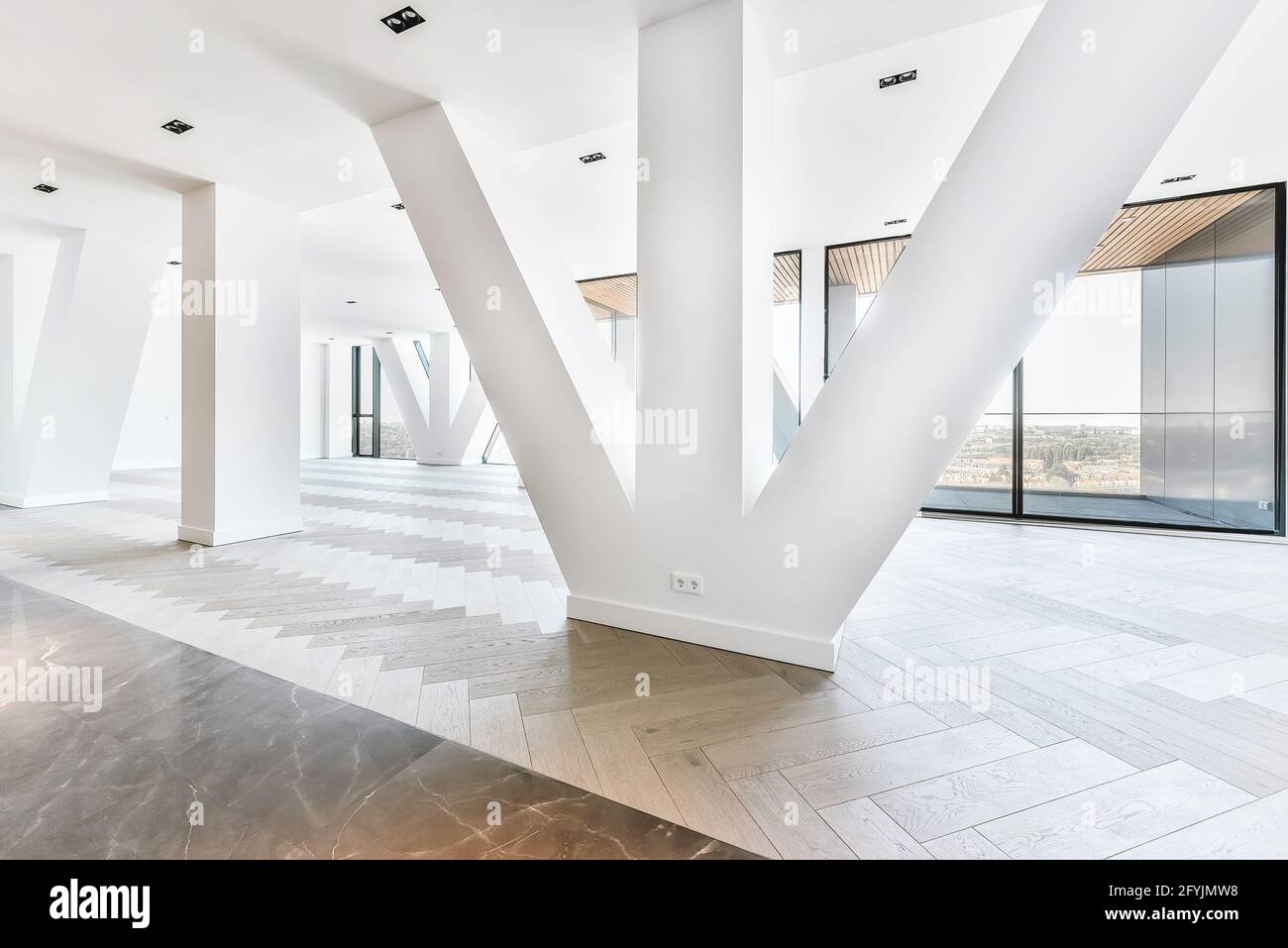 Balcon d'appartement de luxe dans un bâtiment de haute élévation avec verre clôture et vue sur la ville depuis la hauteur Banque D'Images