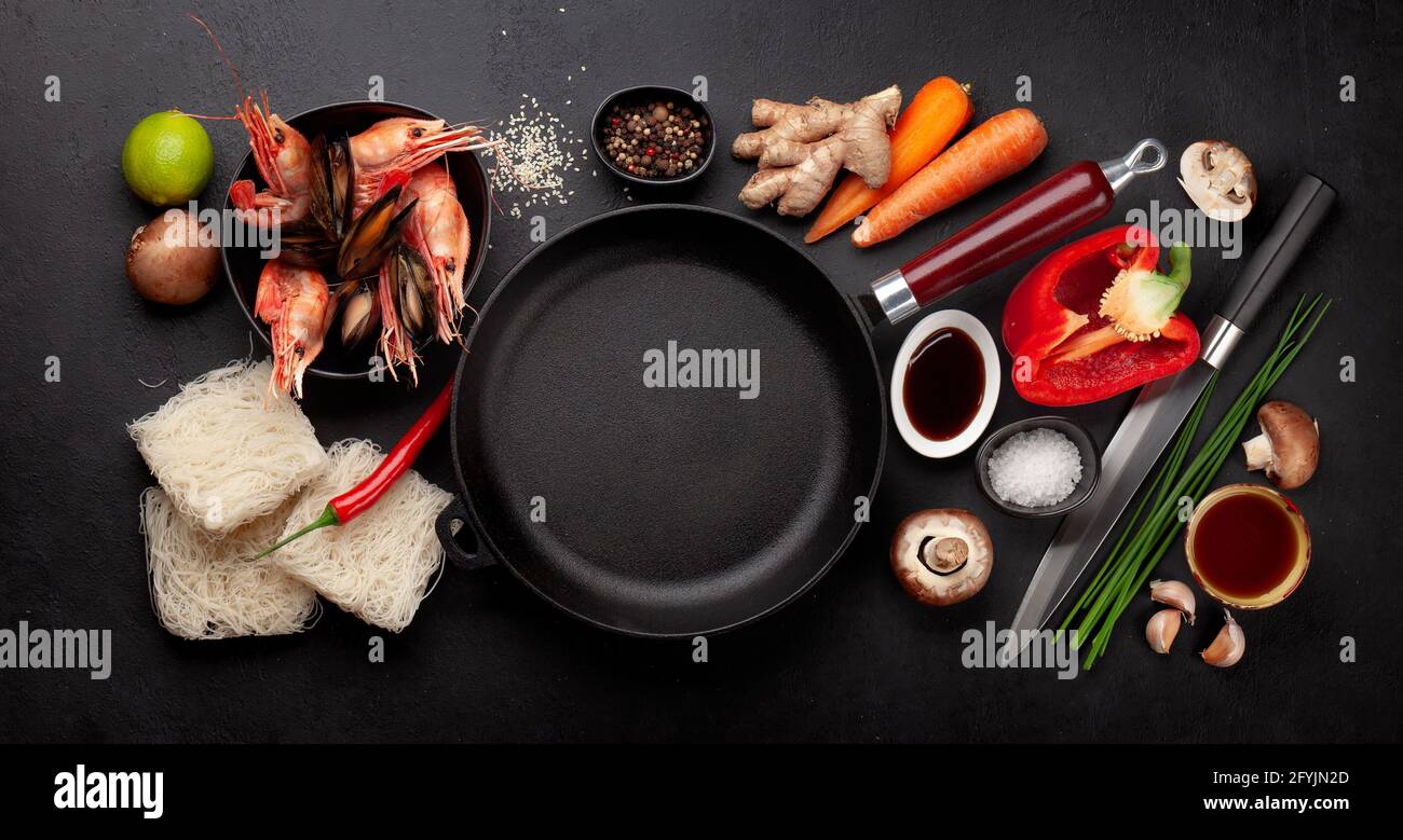 Ingrédients pour la cuisson au wok avec nouilles sautées, crevettes et  légumes sur fond de pierre. Vue de dessus du plan de travail avec espace de  copie Photo Stock - Alamy