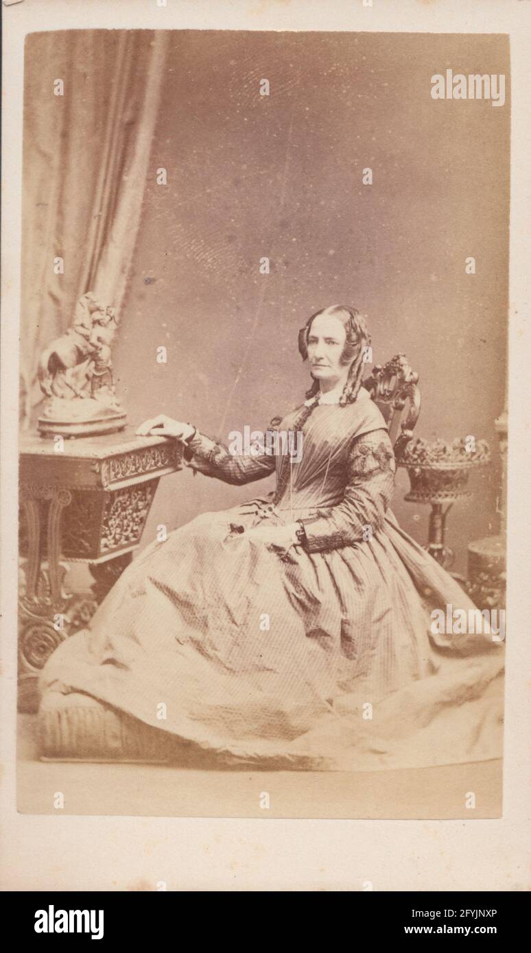 Victorian Brighton, Sussex CDV (carte de Visite) montrant une dame assise Banque D'Images