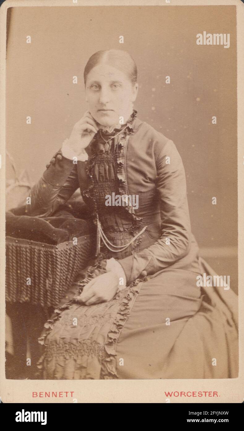 Victorian Worcester, Worcestershire CDV (carte de Visite) montrant une dame assise. Banque D'Images