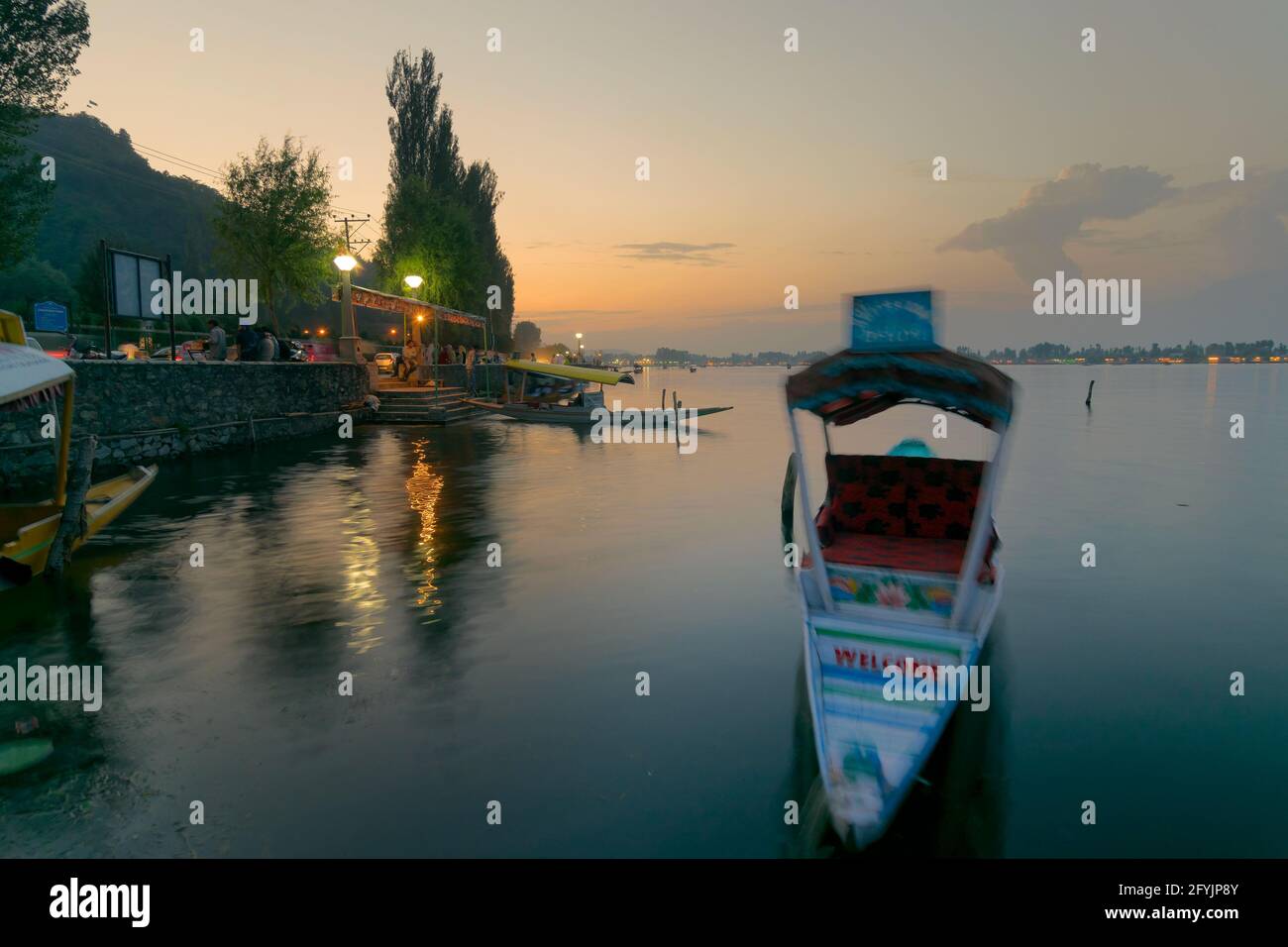 Srinagar, Jammu-et-Cachemire, Inde - 31 août 2014 : UNE Péniche flotte sur l'eau après le coucher du soleil dans le lac Dal, Srinagar, Jammu-et-Cachemire, in Banque D'Images