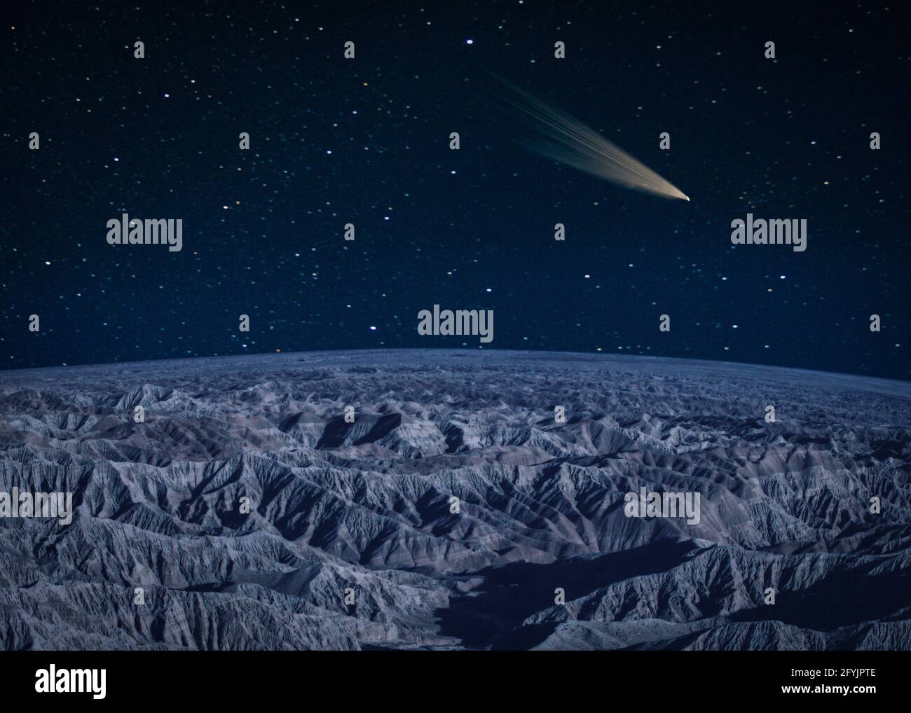 Comet passant par un paysage de montagne stérile Banque D'Images