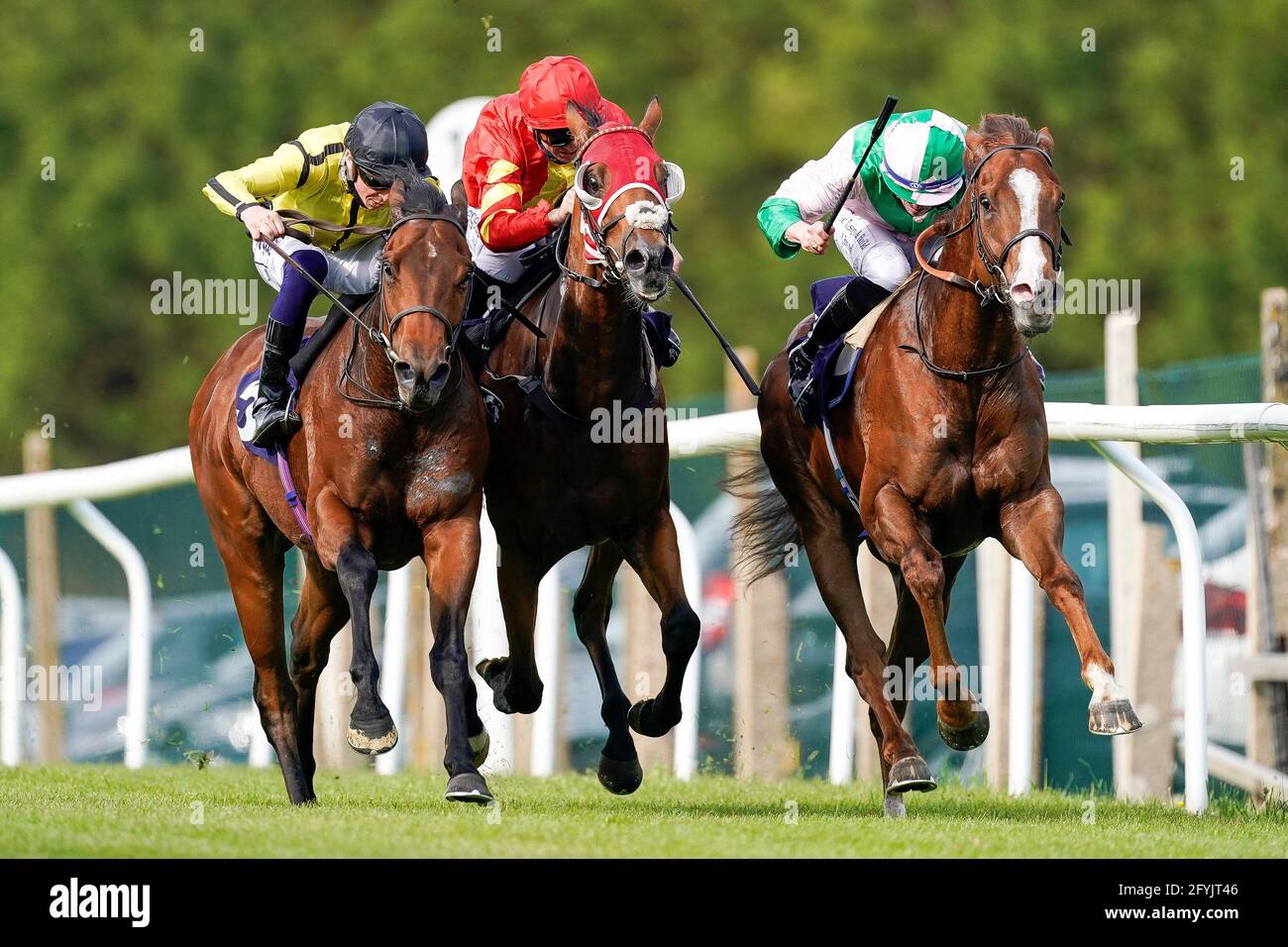 Carbone positif monté par le jockey Ray Dawson (à droite) gagne les offres de Paris whichbookie.co.uk handicap à Brighton Racecourse. Date de la photo: Vendredi 28 mai 2021. Banque D'Images