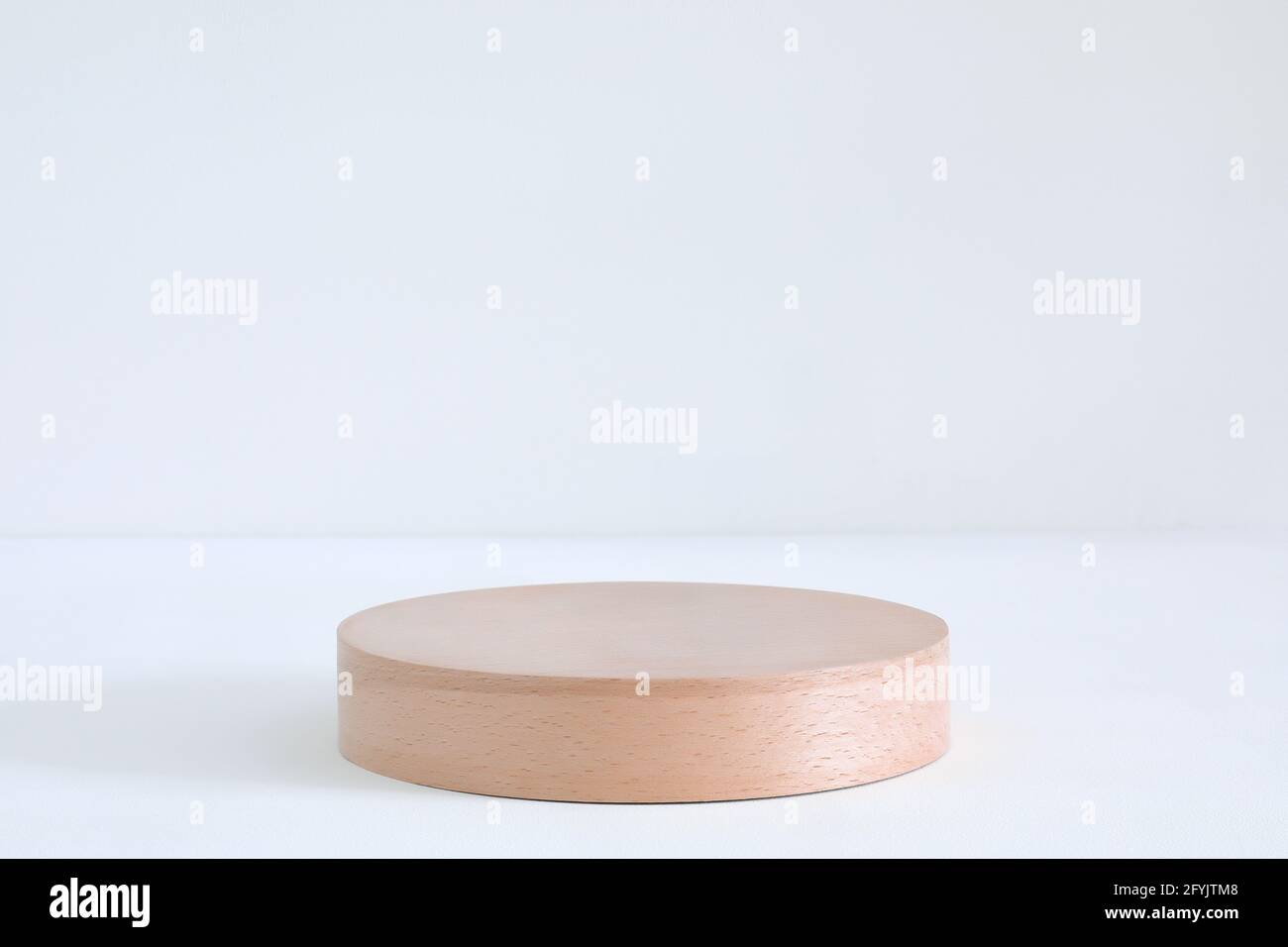 Podium des bouteilles en bois sur fond blanc Banque D'Images