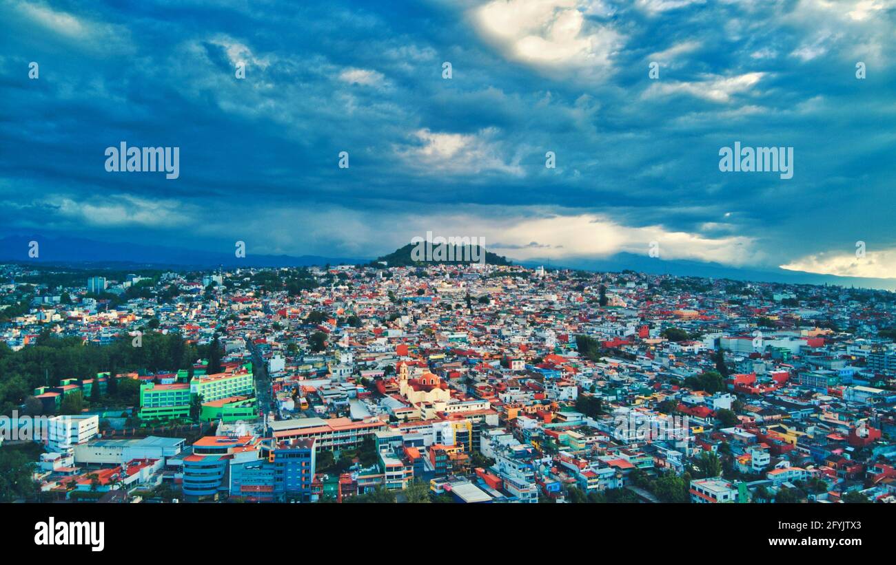 XALAPA, MEXIQUE - 25 mai 2021 : capturer des villes depuis les hauteurs avec mon drone dji, des images d'excellente qualité Banque D'Images
